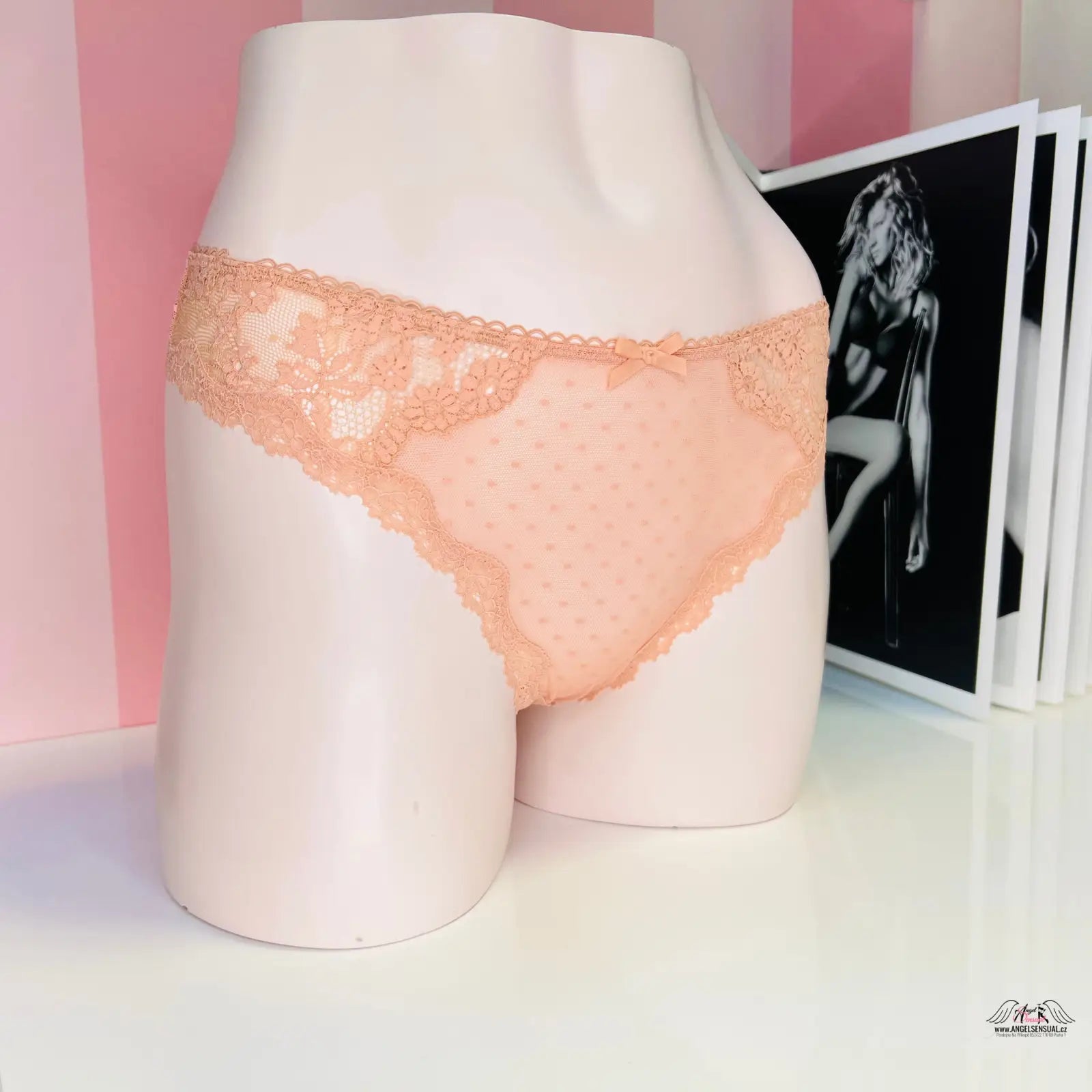 Peachové síťkované tanga s něžnými puntíky a lemovaná krajkou
