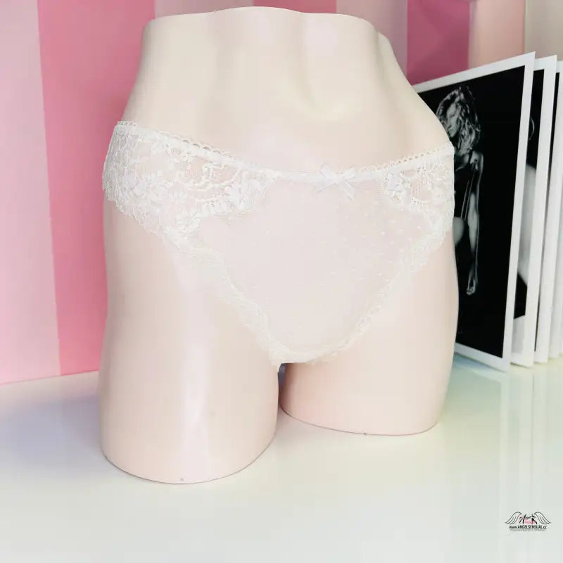 Něžnými puntíky síťkovaná tanga lemovaná krajkou od Victoria’s Secret