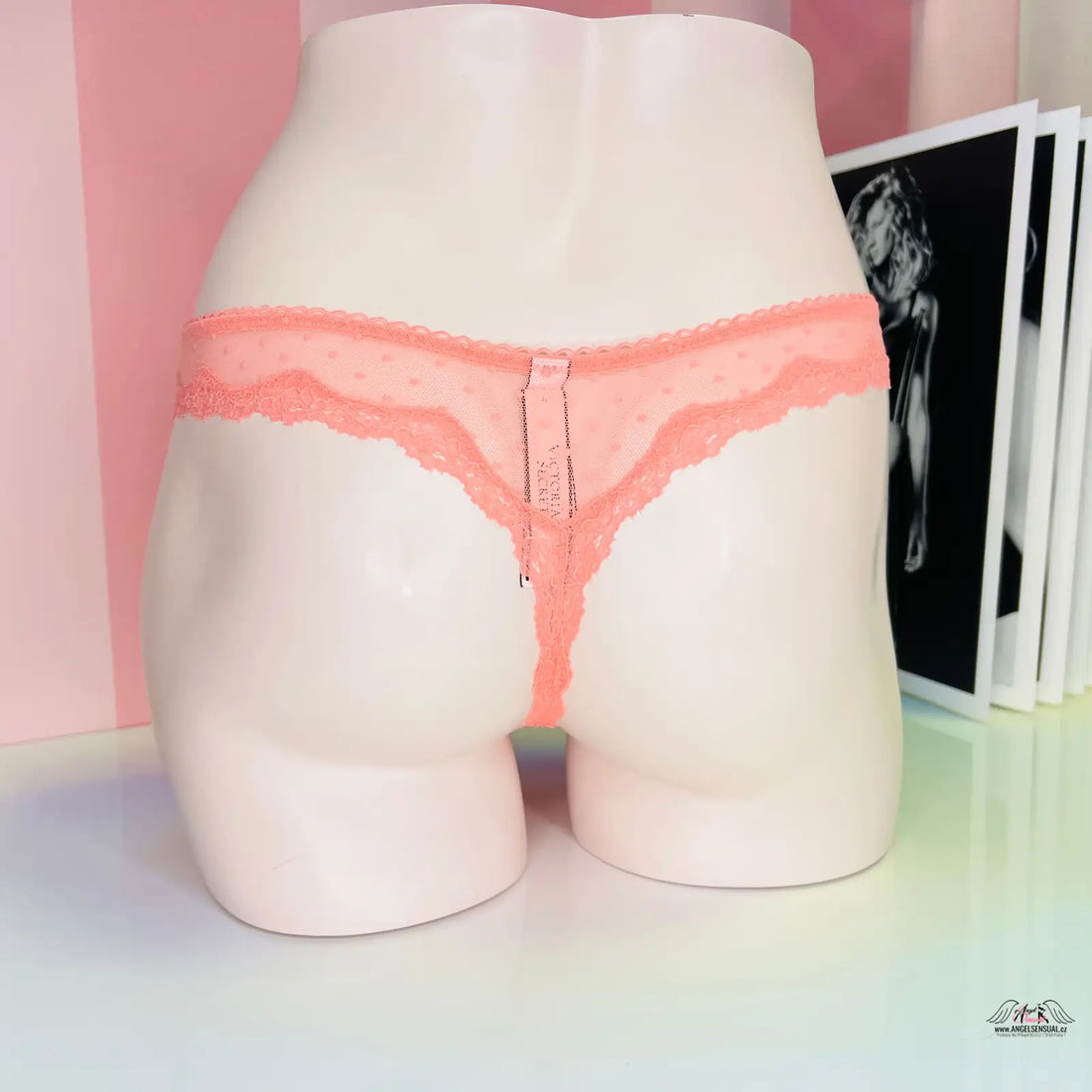 Peach-colored síťkovaná tanga s něžnými puntíky a lemovaná krajkou