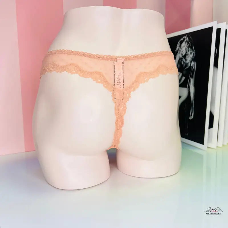 Něžné puntíky síťkovaná tanga s lemovanou krajkou v peach barvě