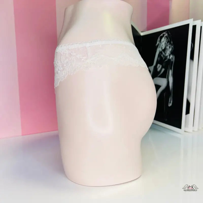 Mannequin torso s něžnými puntíky a síťkovanými tangami lemovanými krajkou