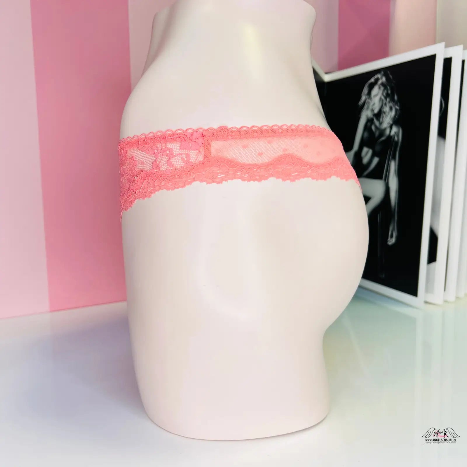 Pink lace-trimmed underwear na figuríně s něžnými puntíky a síťkovaná tanga