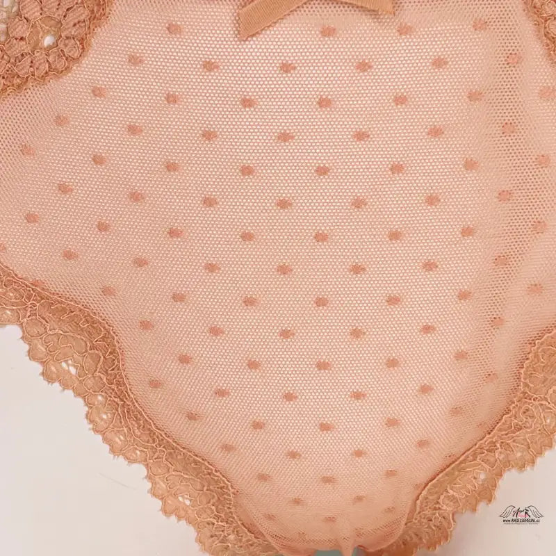 Peachové síťkované tanga s něžnými puntíky a lemovaná krajkou