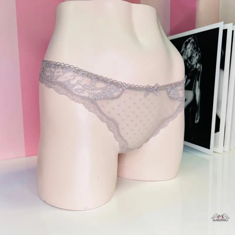 Síťkovaná tanga Victoria’s Secret s něžnými puntíky a lemovaná krajkou