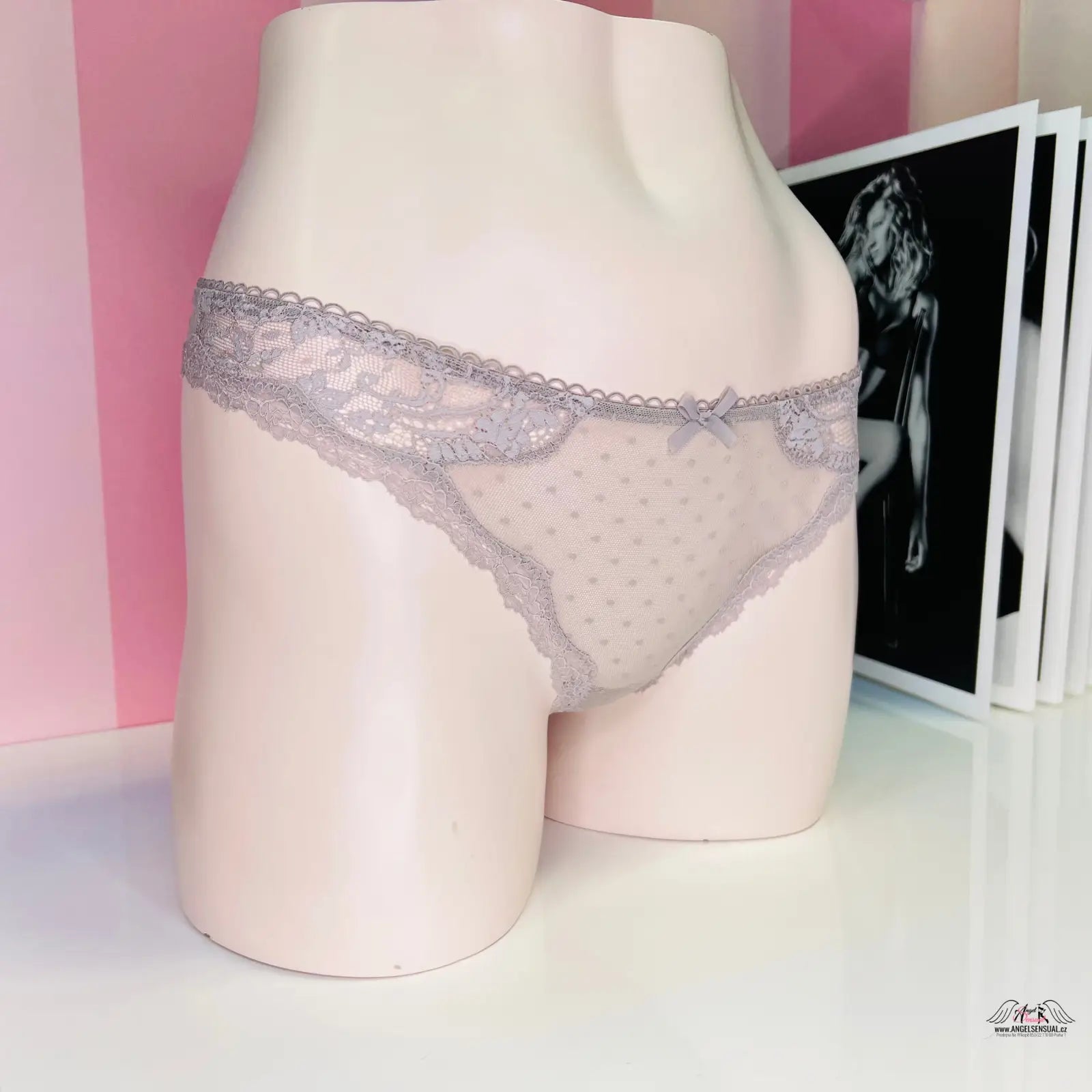 Síťkovaná tanga Victoria’s Secret s něžnými puntíky a lemovaná krajkou