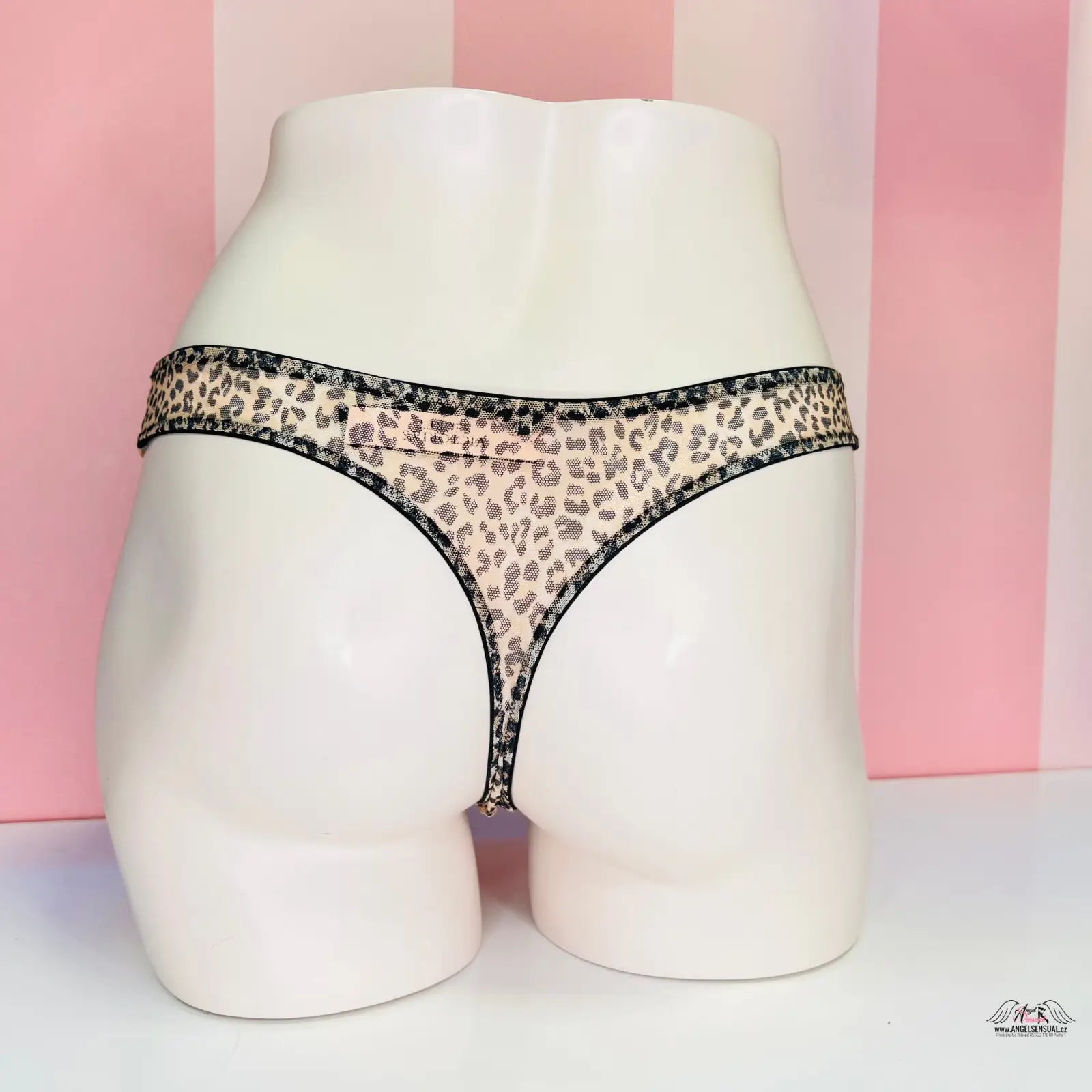 Leopard print síťované tanga s krajkovou aplikací na bílém manekýnu formě