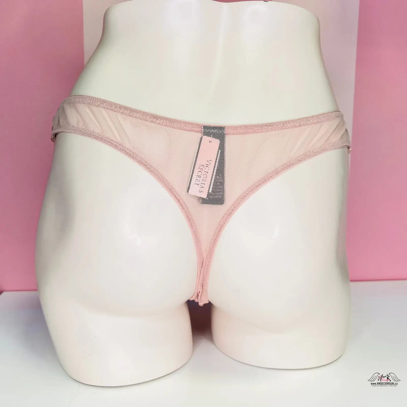 Síťované tanga Victoria’s Secret s květinovou aplikací na bílém modelu