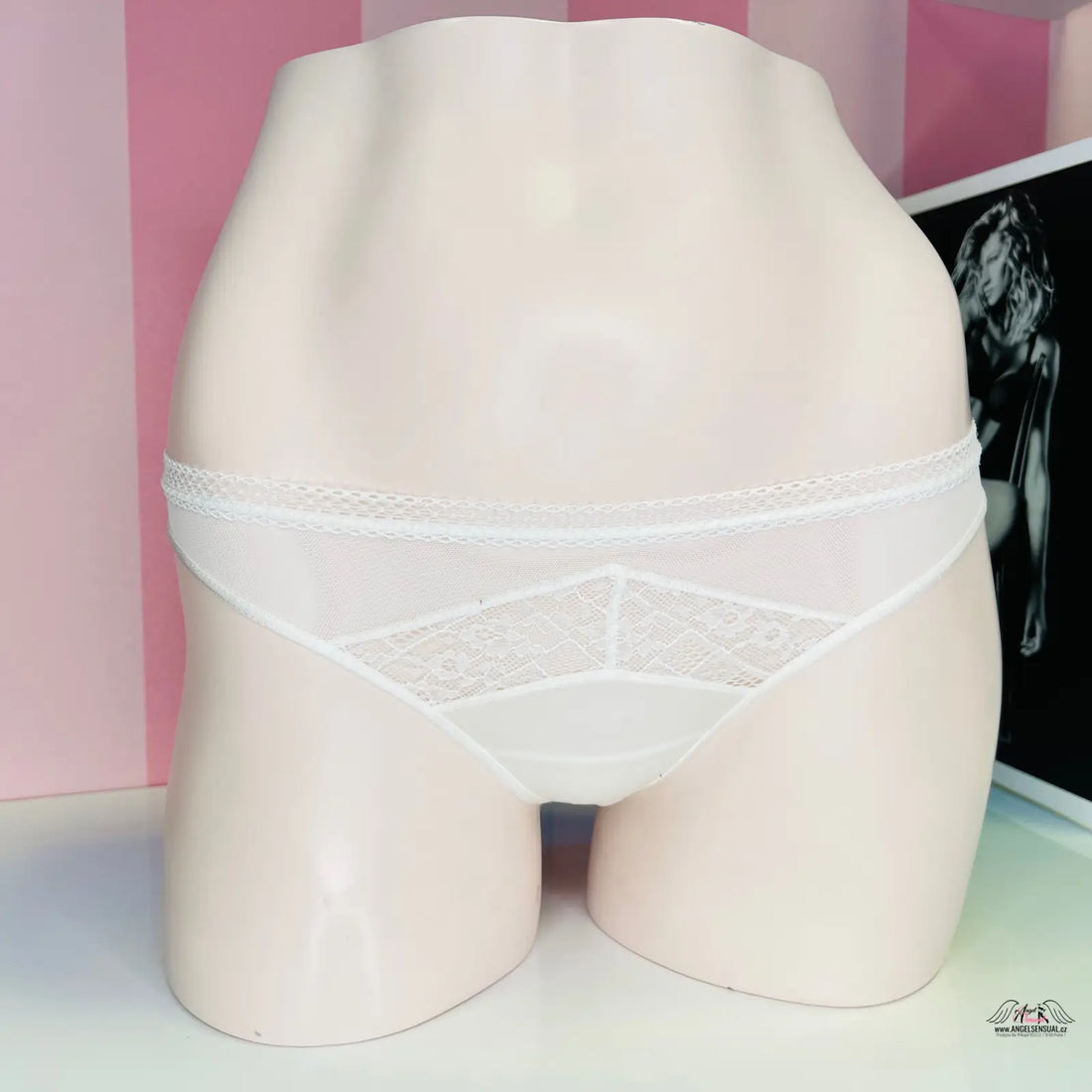 Victoria’s Secret síťkované tanga s květinovou krajkou na figuríně, pocit luxusu