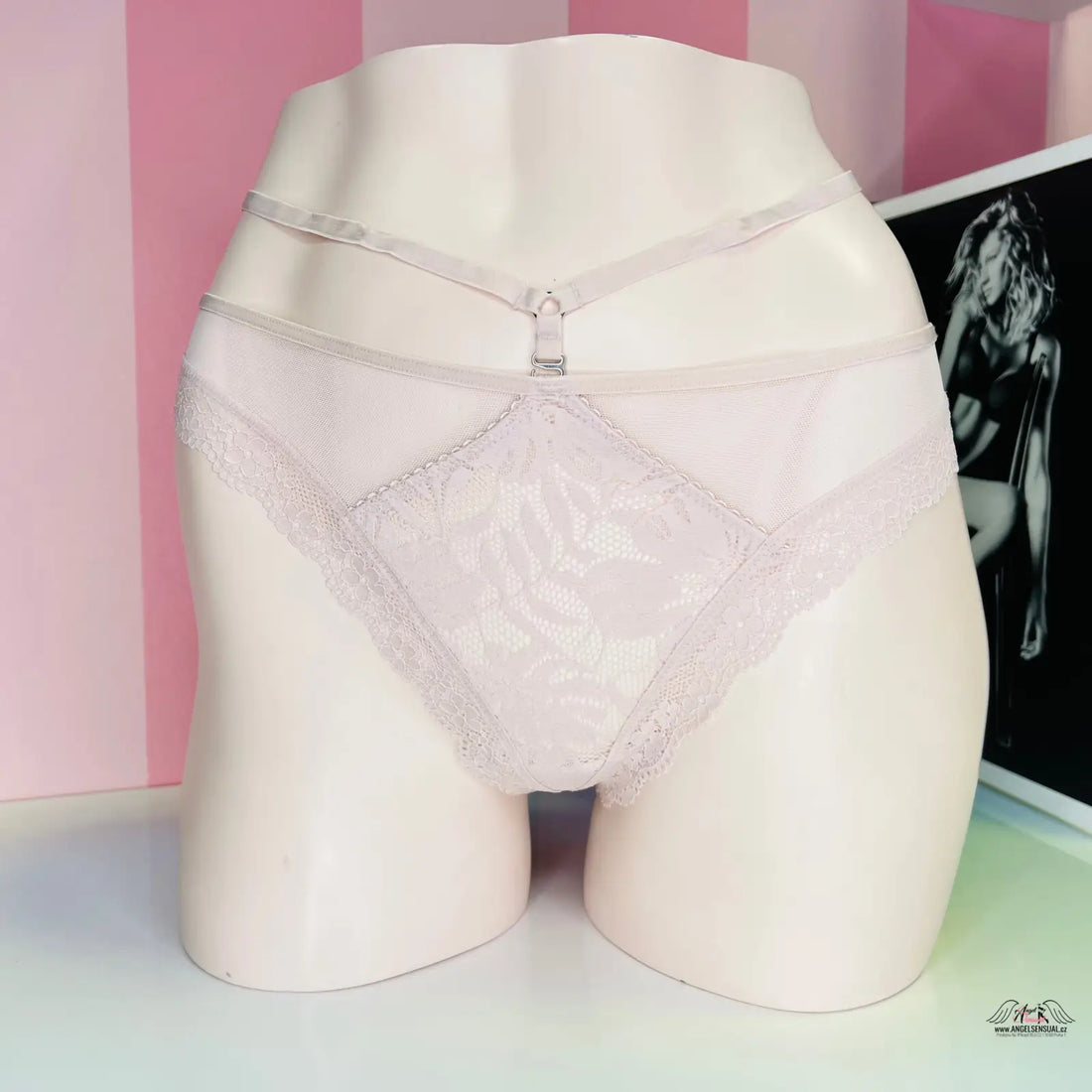 Pale pink krémové tanga s ozdobnou šňůrkou a síťovými doplňky na manekýně