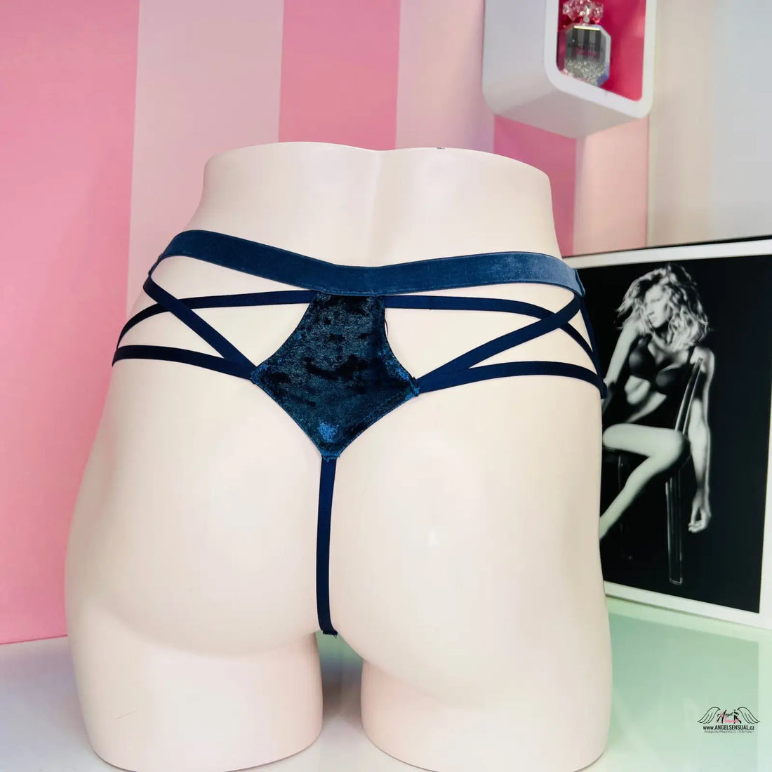 Bílá mannequin s elegantními síťovanými tangami Victoria’s Secret s vyšívanými květy a mírně vyšším pasem