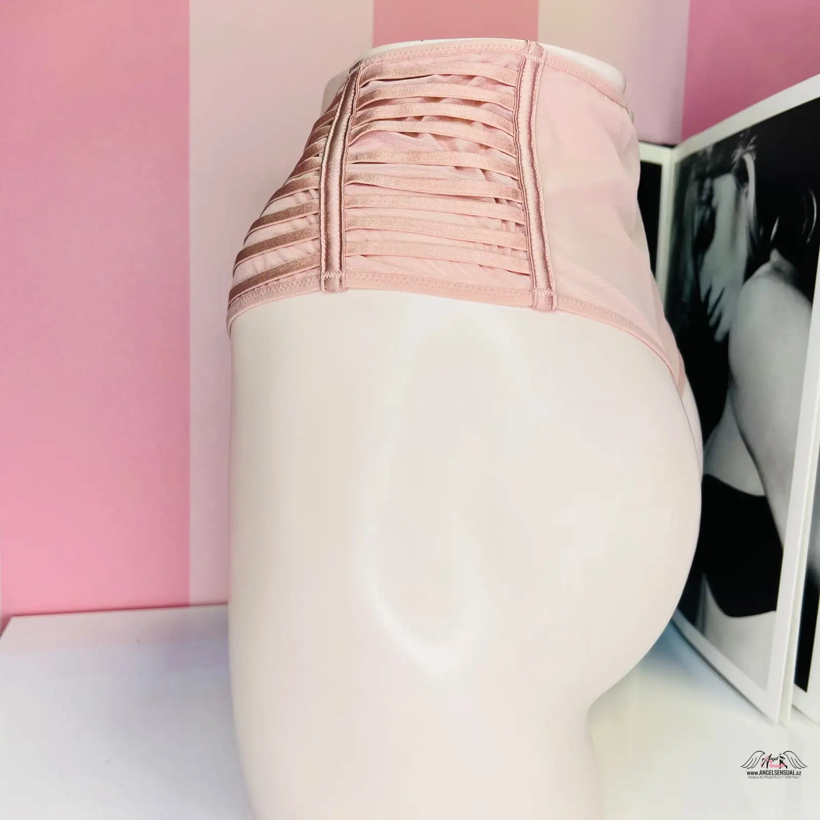 Manekýn v růžovo-bílé pruhované košili z Victoria’s Secret spodního prádla vysokým pasem