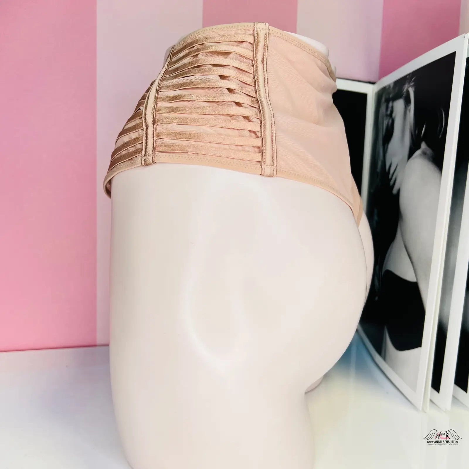 Manekýn v růžovém topu a bílém spodním prádle Victoria’s Secret Tanga s vysokým pasem