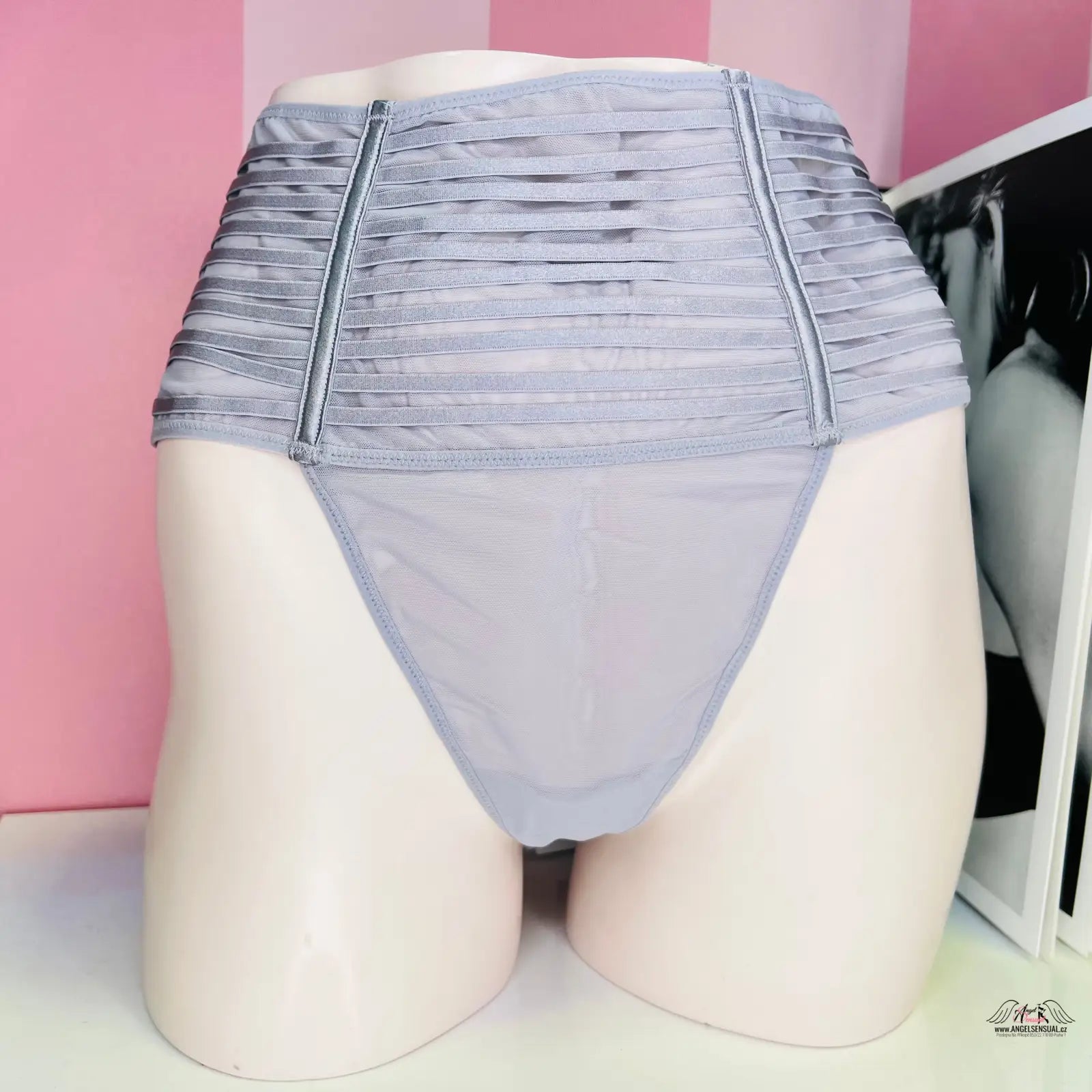 Ženská mannequina v šedém agent provocateur vysokým pasem spodního prádla Victoria’s Secret Tanga Síťované s Vystužením Více Barev