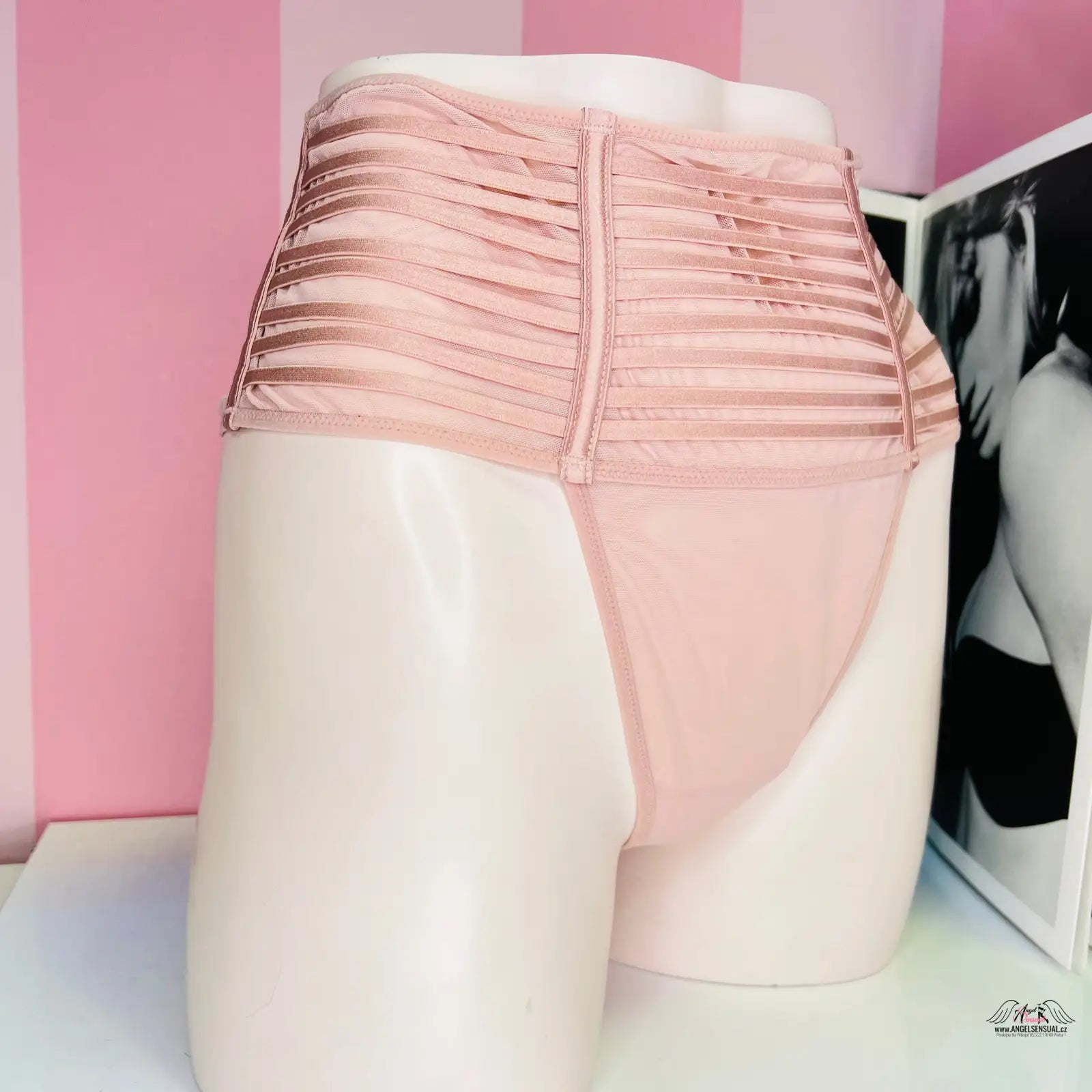 Pinkové tanga s vysokým pasem a páskem na modelu z kolekce Victoria’s Secret spodního prádla