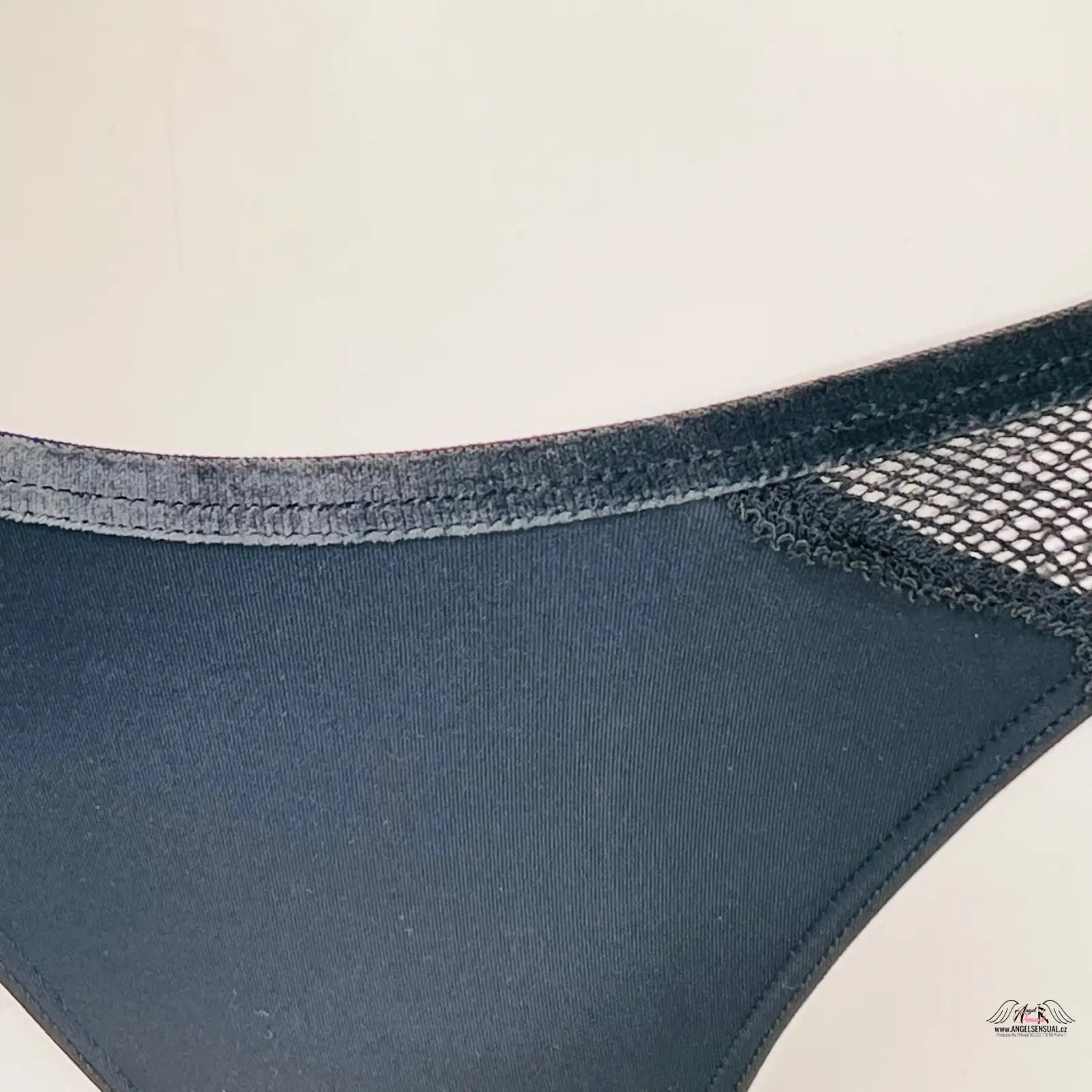 Black mesh-accented underwear Victoria’s Secret Tanga Síťované s hebkými prošívanými tanga