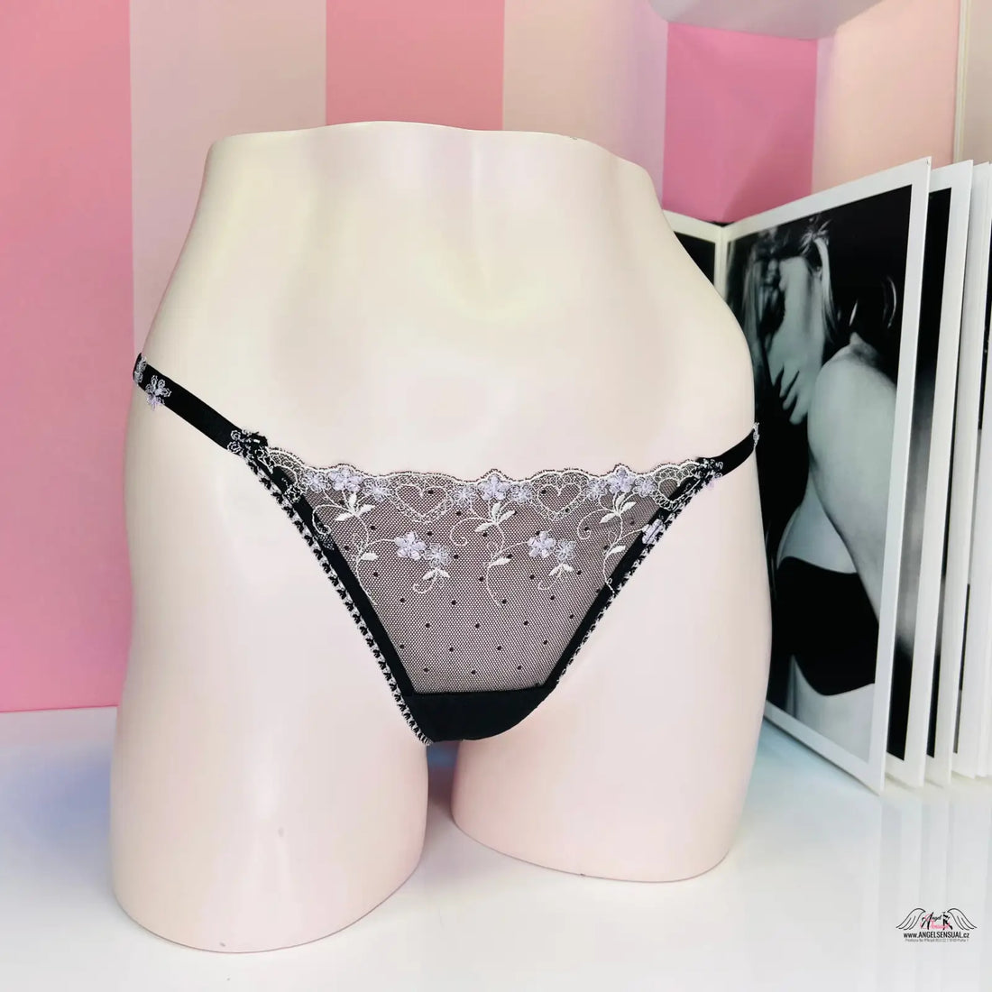 Stylová síťovaná tanga zdobená bílou krajkou a stříbrnou výšivkou Victoria’s Secret