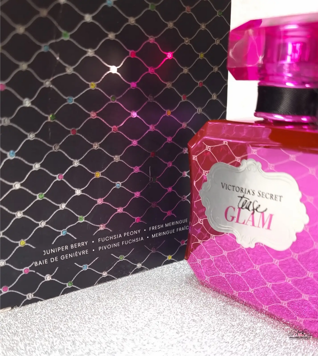 Růžová parfémová láhev s krabicí Victoria’s Secret Tease Glam, parfém tease glam