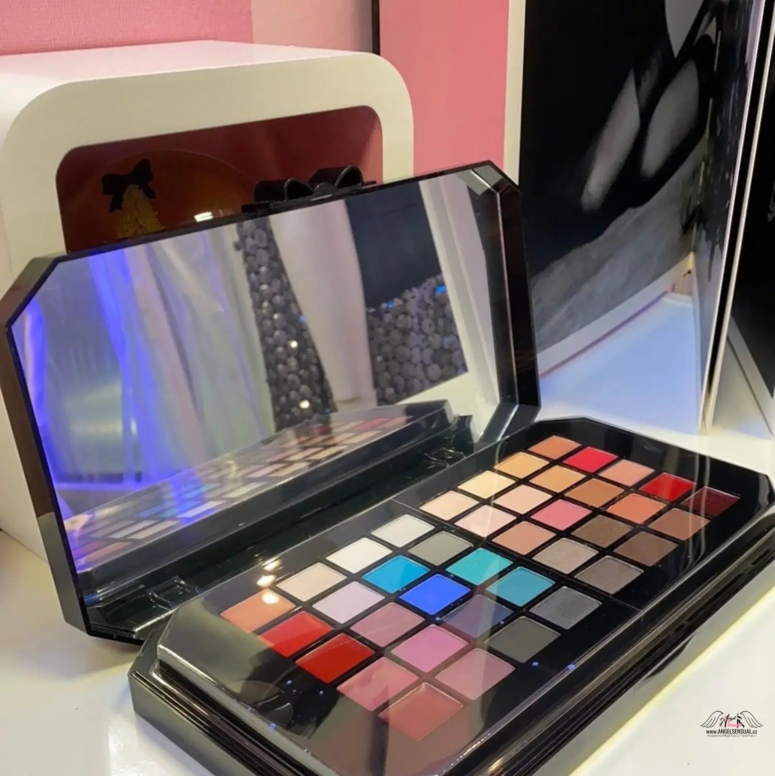 Otevřená paleta očních stínů Victoria’s Secret Ultimate Bombshell s zrcadlem