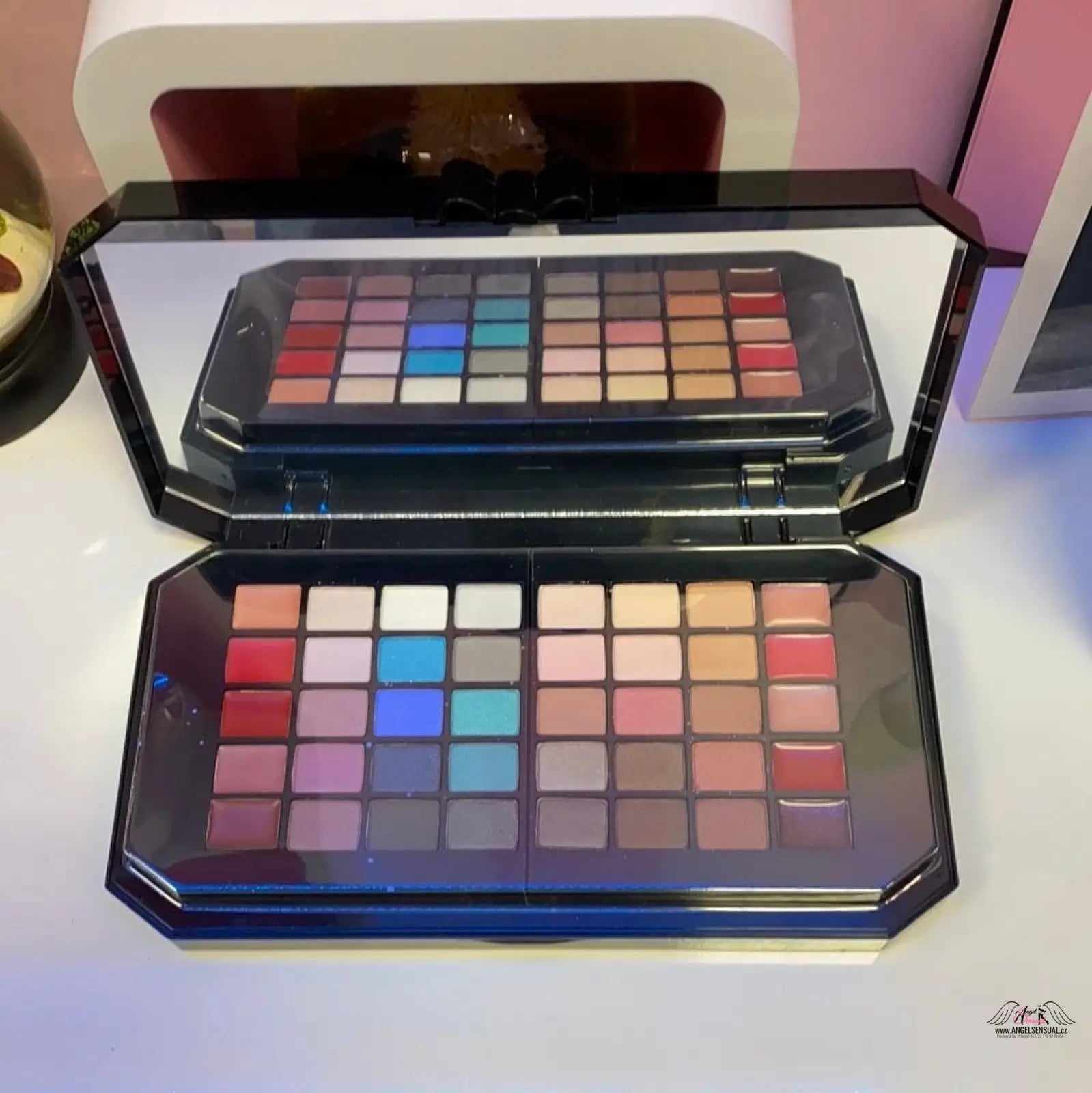 Otevřená paleta make-up s zrcadlem z Victoria’s Secret Ultimate Bombshell kolekce