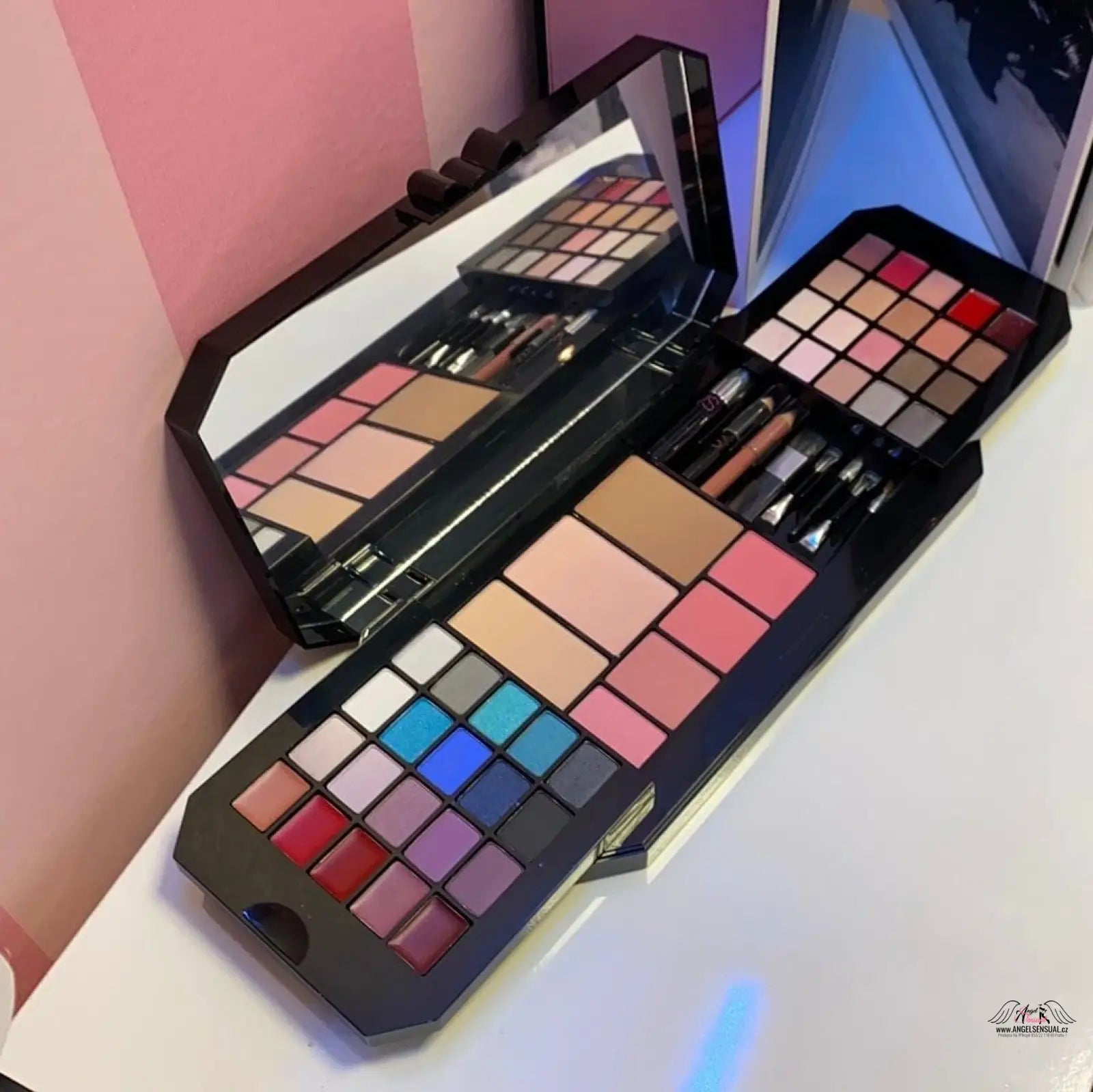 Otevřená paleta makeup s zrcadlem z Victoria’s Secret Ultimate Bombshell kolekce