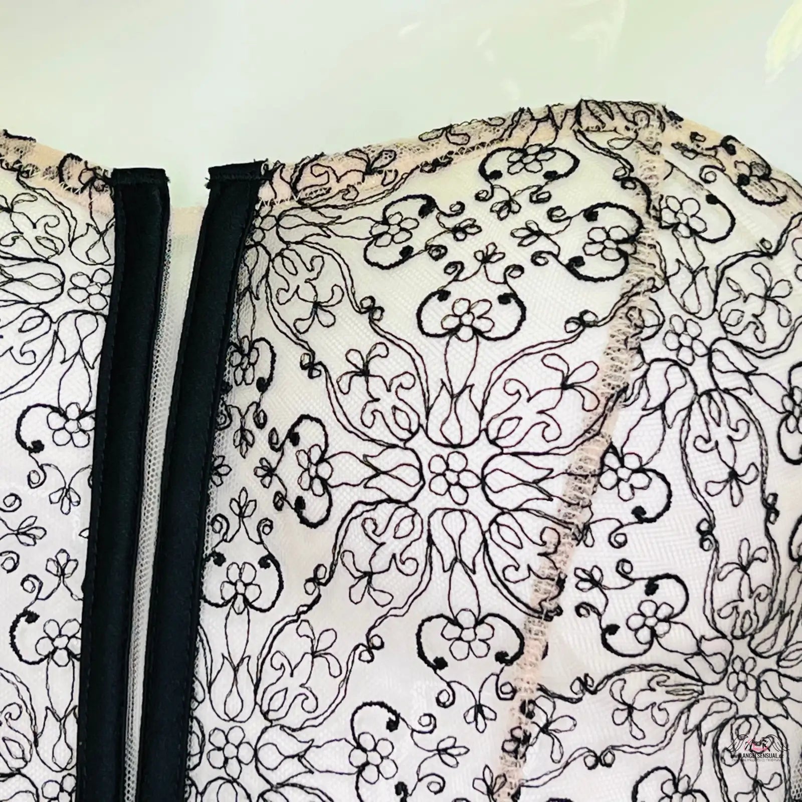 Victoria’s Secret Vázací Korzet s bílým květinovým designem lehkou podšívkou