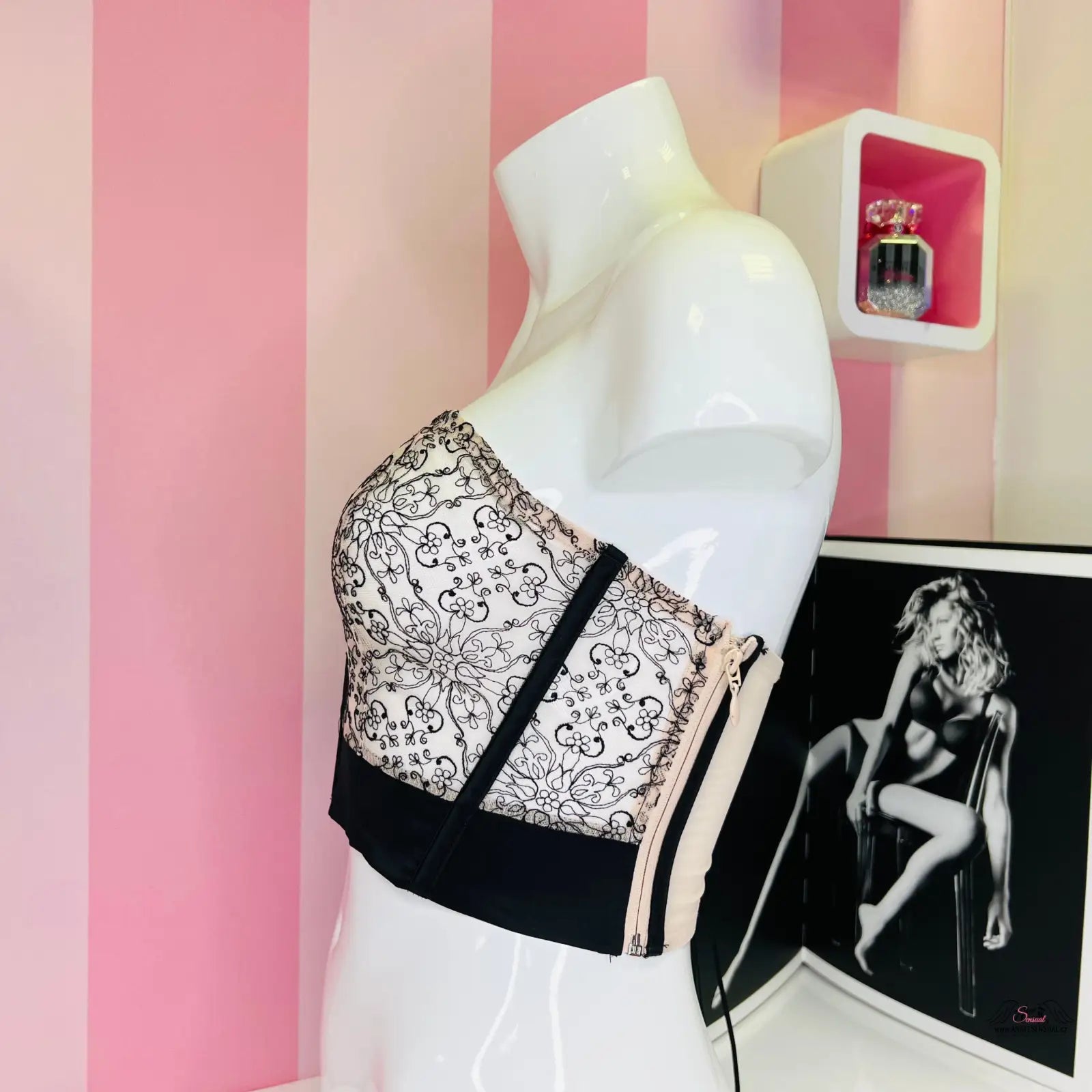 Mannequin s černobílým topem Victoria’s Secret Vázací Korzet s lehkou podšívkou