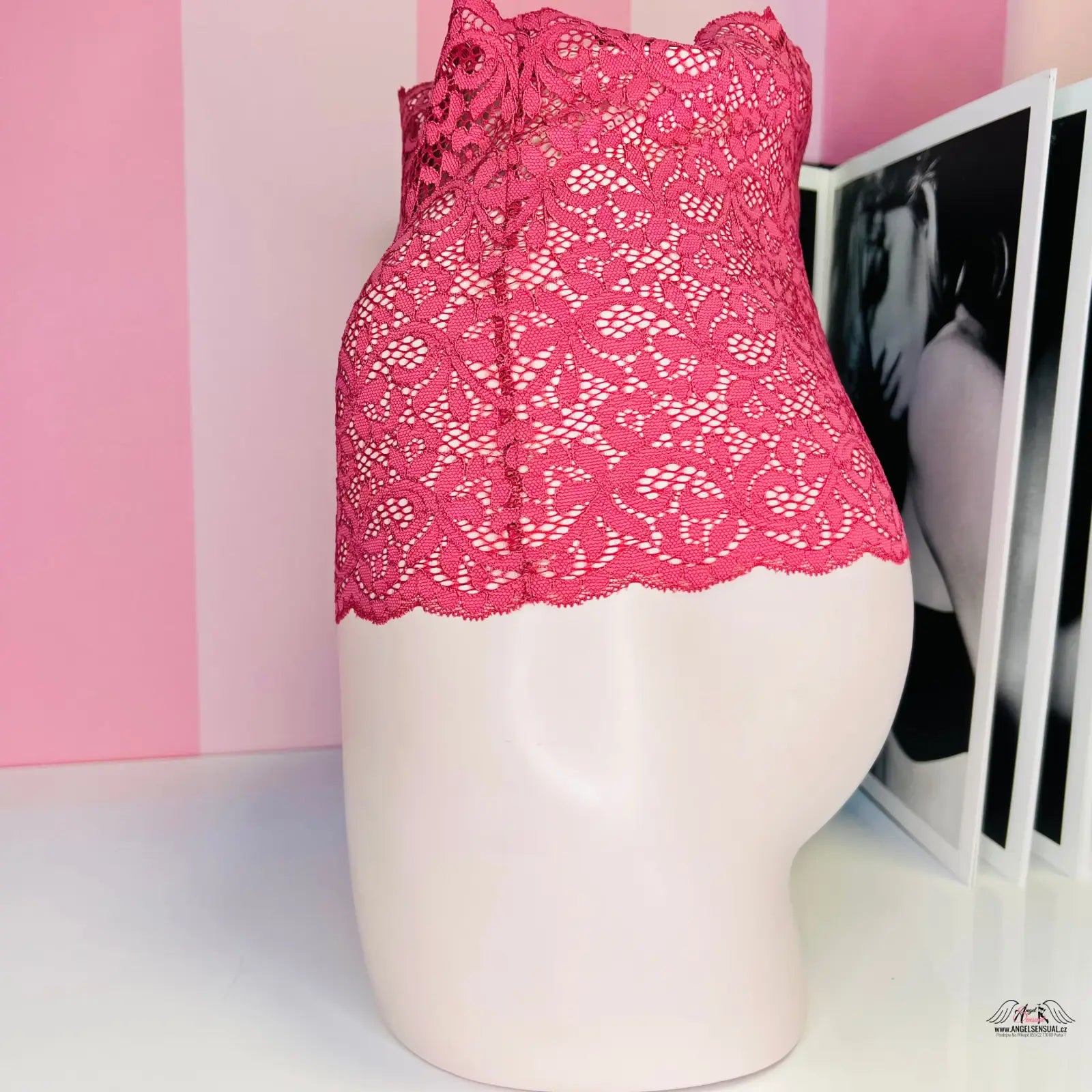 Růžové krajková tanga Victoria’s Secret s vysokým pasem na bílém figuríně