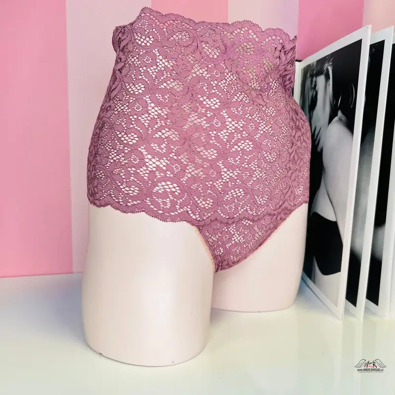 Victoria’s Secret krajková tanga s vysokým pasem na modelu, elegantní a komfortní