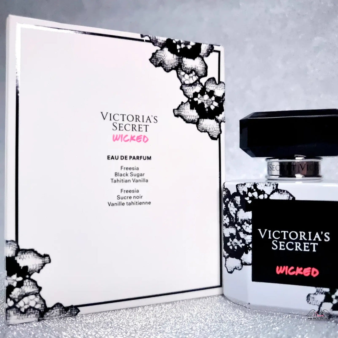 Victoria’s Secret Wicked parfém v bílé krabici s černými krajkovými detaily