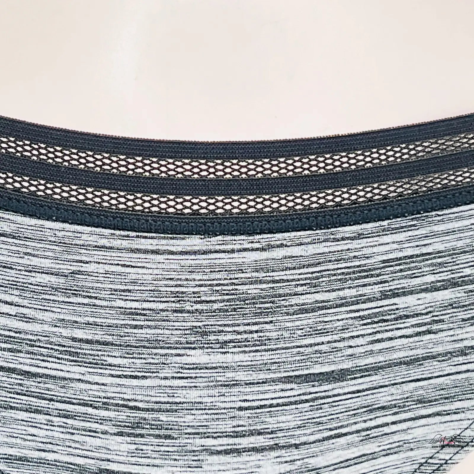 Detailní záběr na černobílé žíhané kalhotky s jemným proužkem nabízejí eleganci