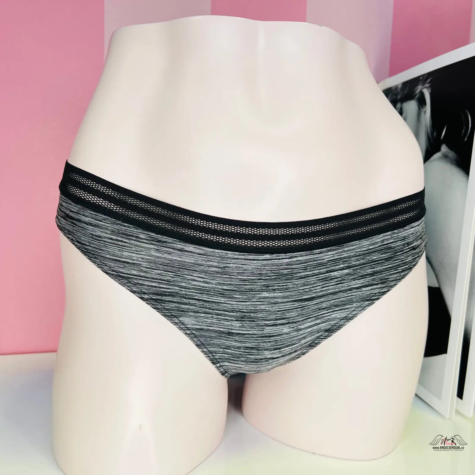 Detailní záběr na Žíhané Kalhotky s jemným proužkem nabízejí elegantní styl