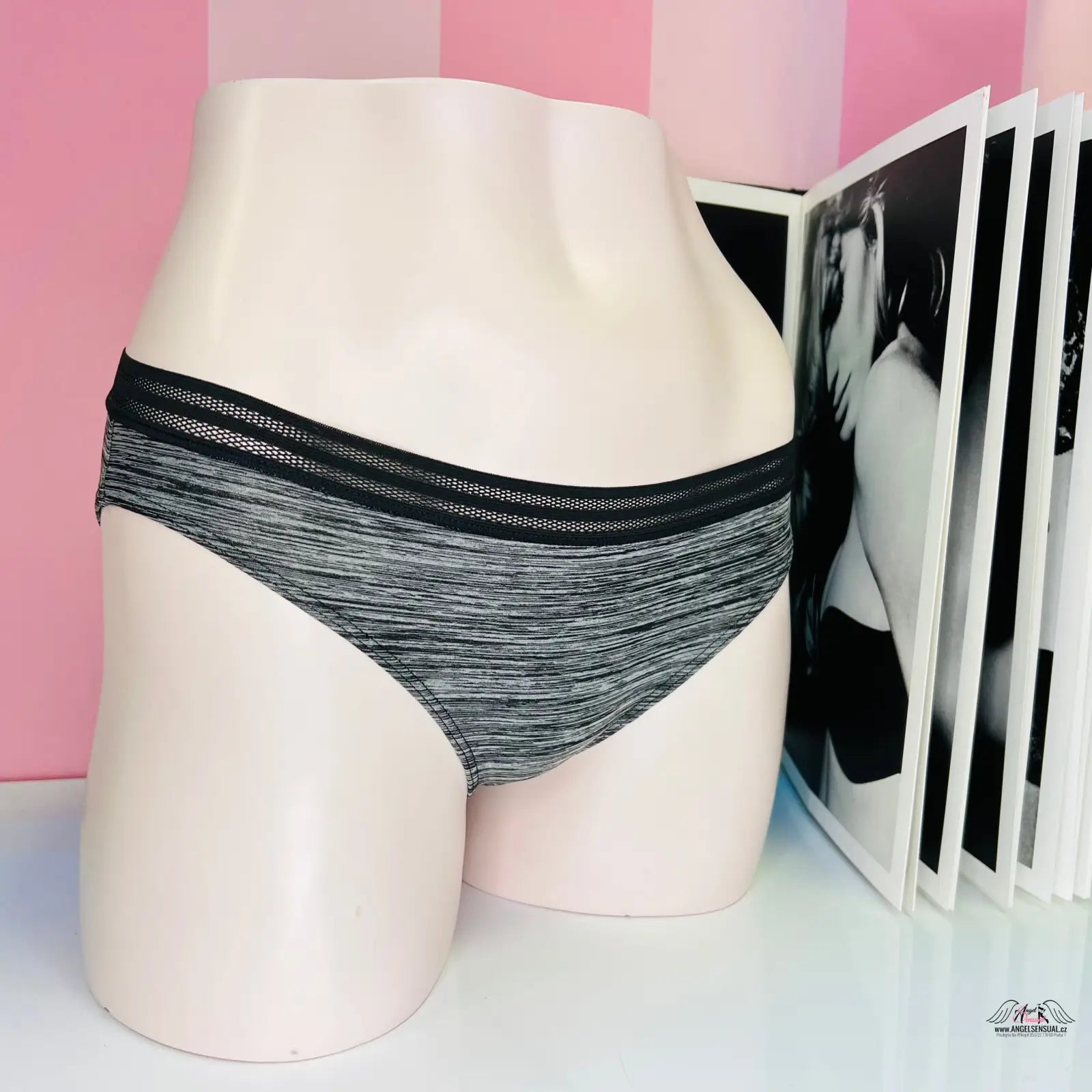 Detailní pohled na žíhané kalhotky s jemným proužkem od Victoria’s Secret
