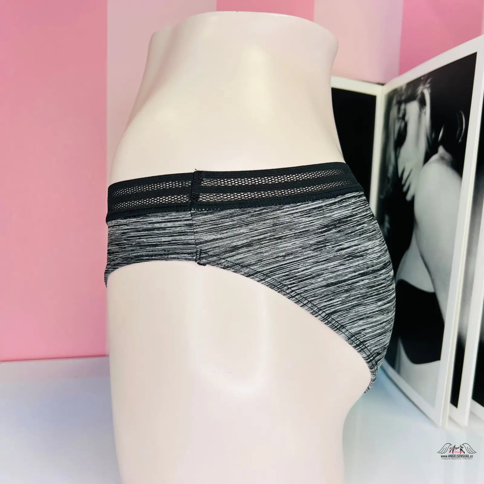 Detailní pohled na mannequin s Žíhané kalhotky s jemným proužkem nabízejí eleganci