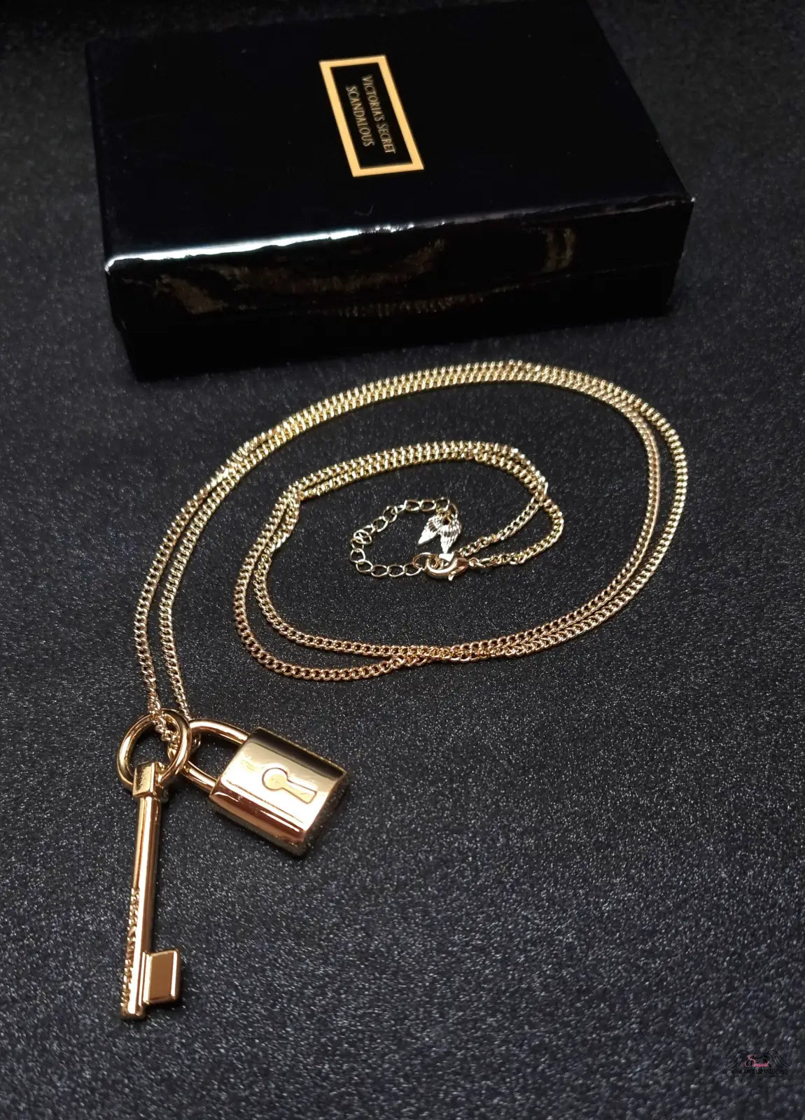 Elegantní zlatý náhrdelník s dvěmi řetízky zámečku a klíčem, krásný zlatý design
