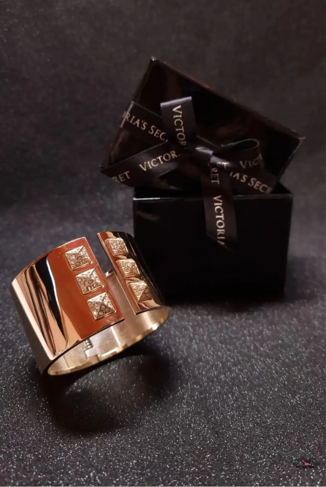 Zlatý náramek s cvočky, Široký zlatý náramek, elegantní šperky Victoria’s Secret