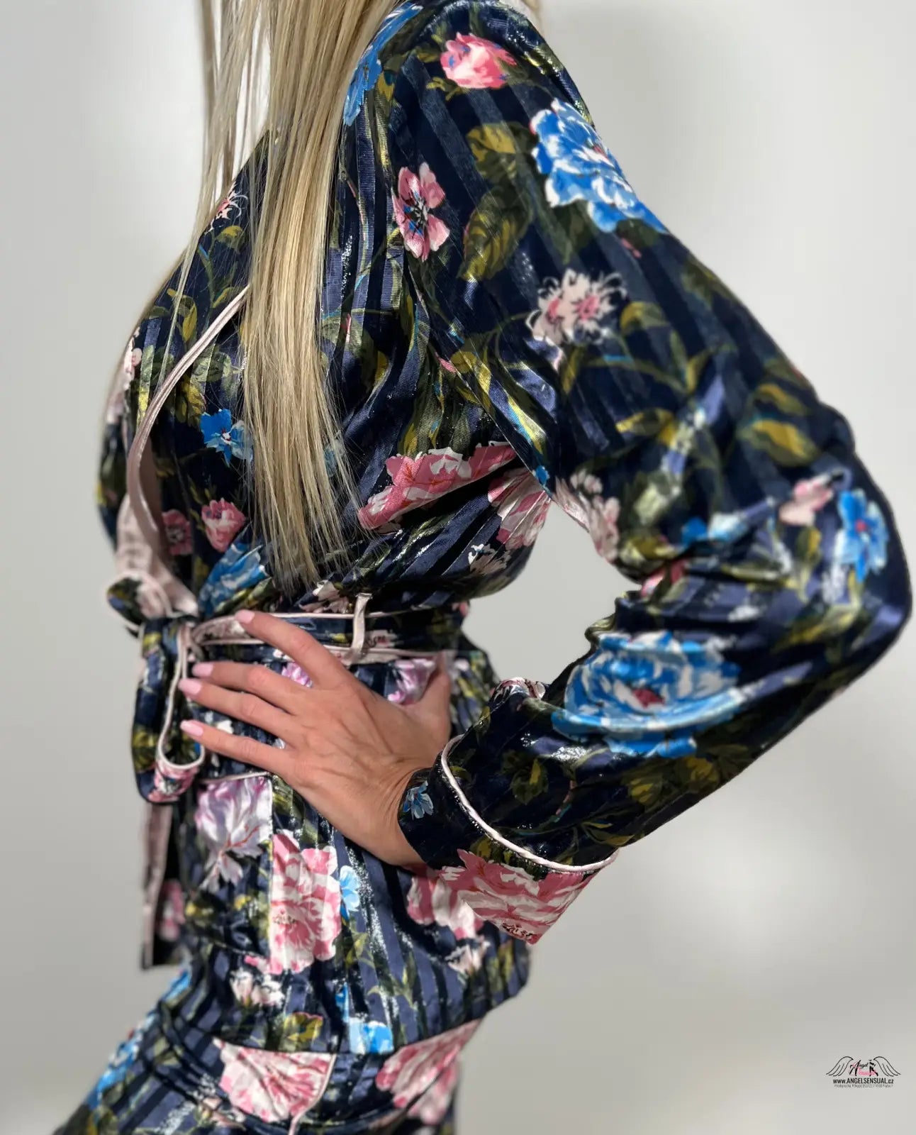 Žena v květinovým vzorem Victoria’s Secret Župan Horní Díl Velvet Lurex