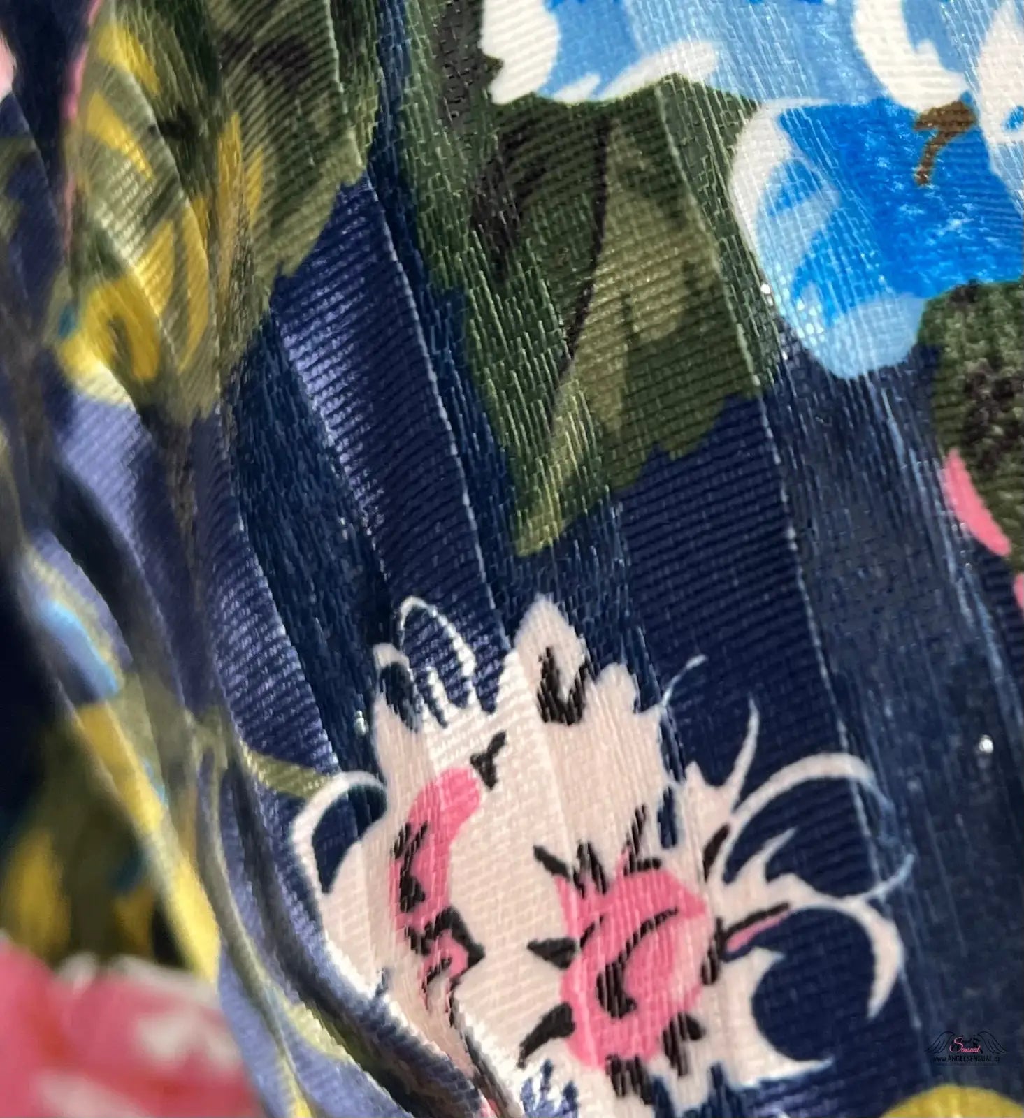 Detail květinovým vzorem na velvet lurex županu Victoria’s Secret Župan Horní Díl