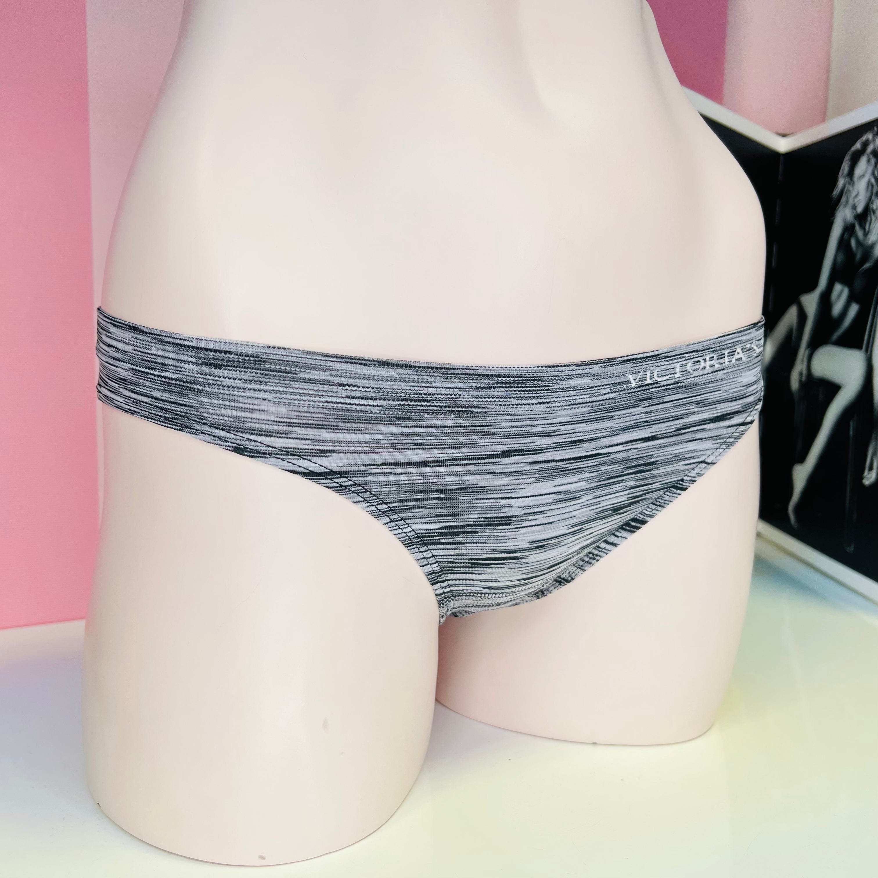 Žíhané kalhotky Victoria’s Secret s pruhy na levé straně