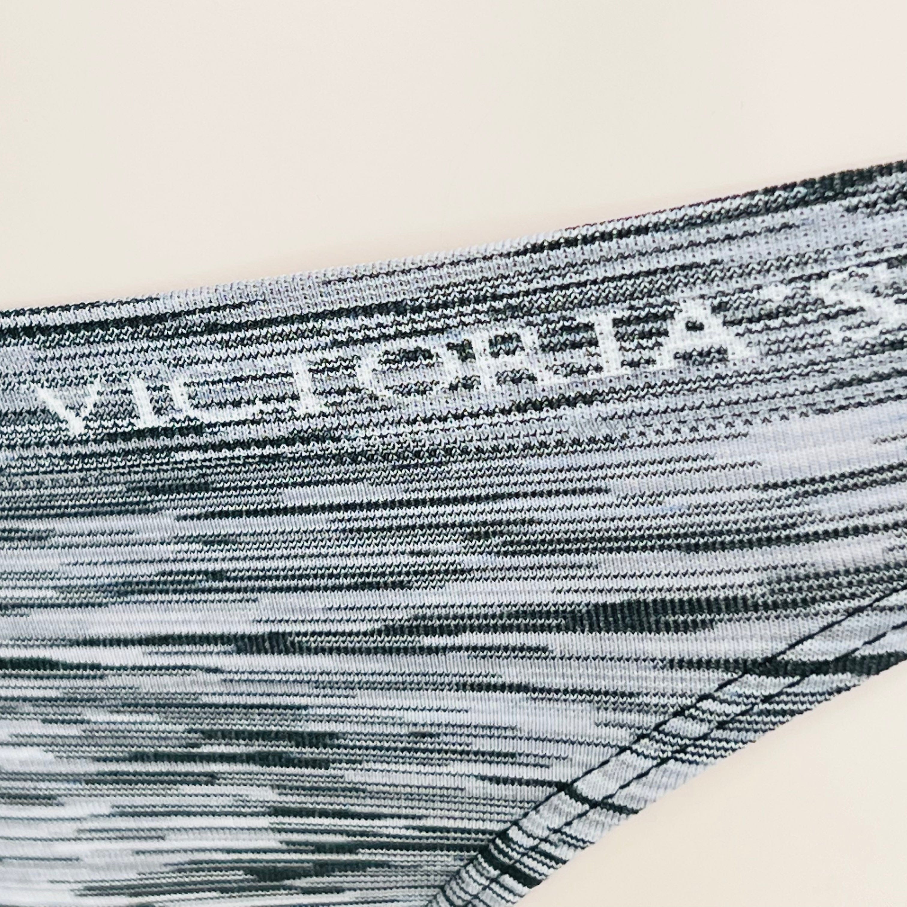 Žíhané kalhotky Victoria’s Secret s pruhy na levé straně