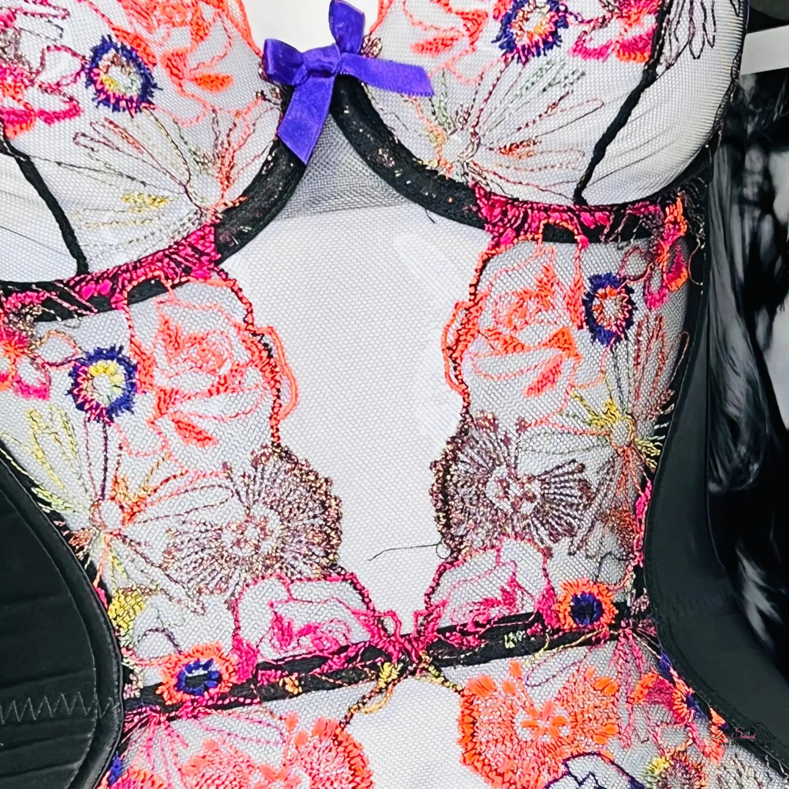 Žena v bílé šaty s barevnými květinami v produktu Zuri Basque Black Multi