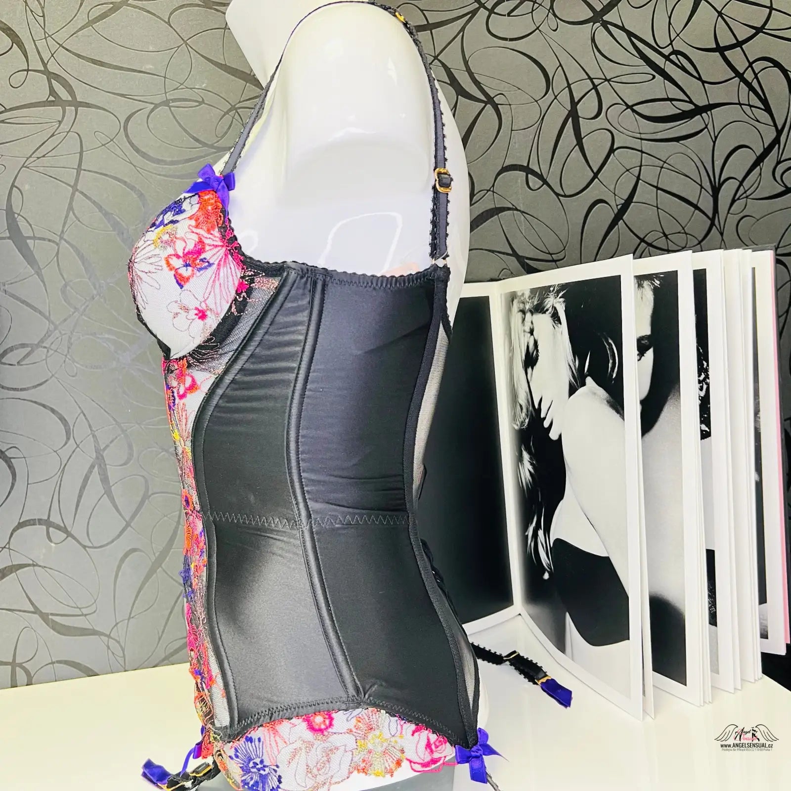 Manekýn s šaty Zuri Basque Black Multi, okouzlující elegance ve vyšívaném tylu