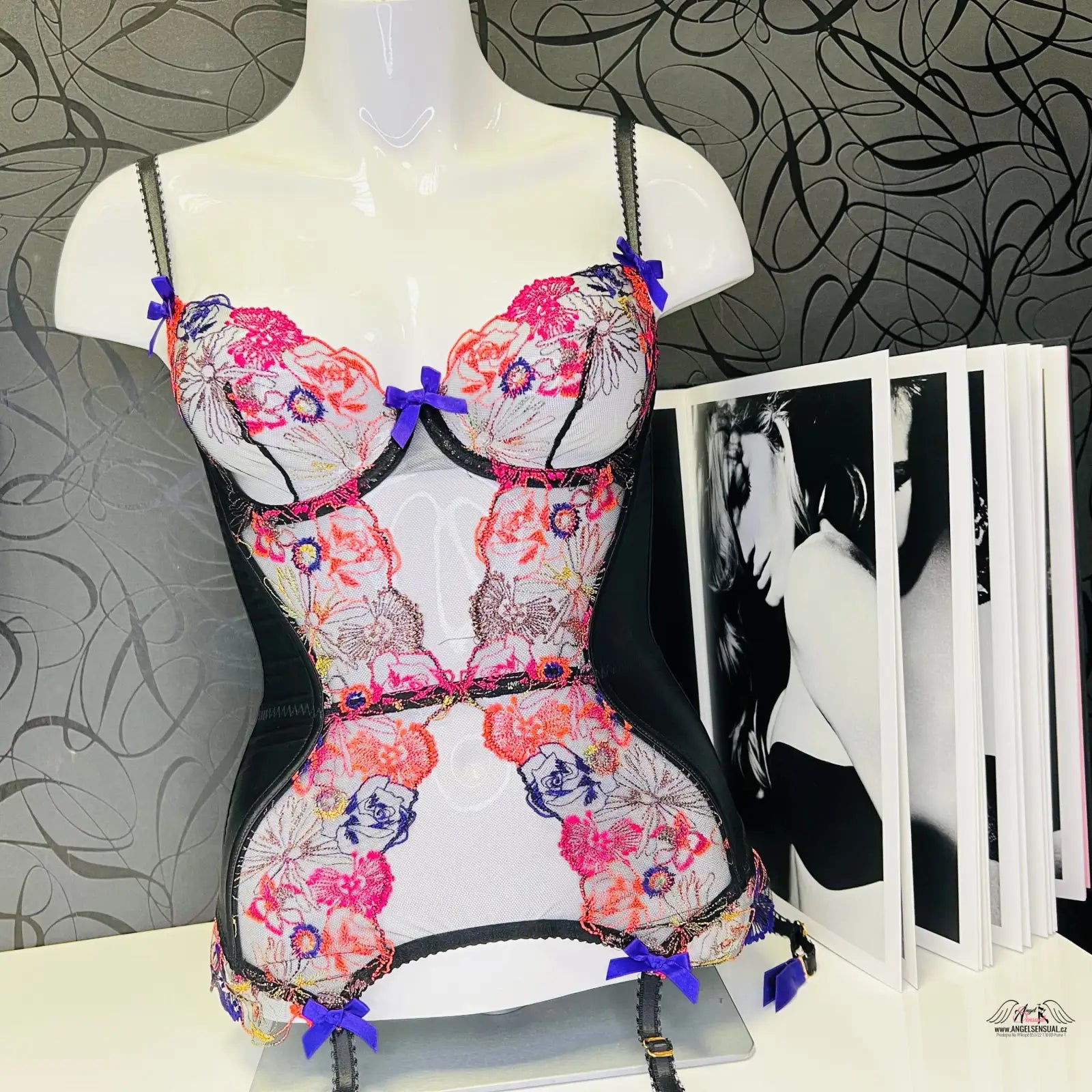 Manekýn se květinovým vzorem, produkt Zuri Basque Black Multi, elegantní tylová výšivka
