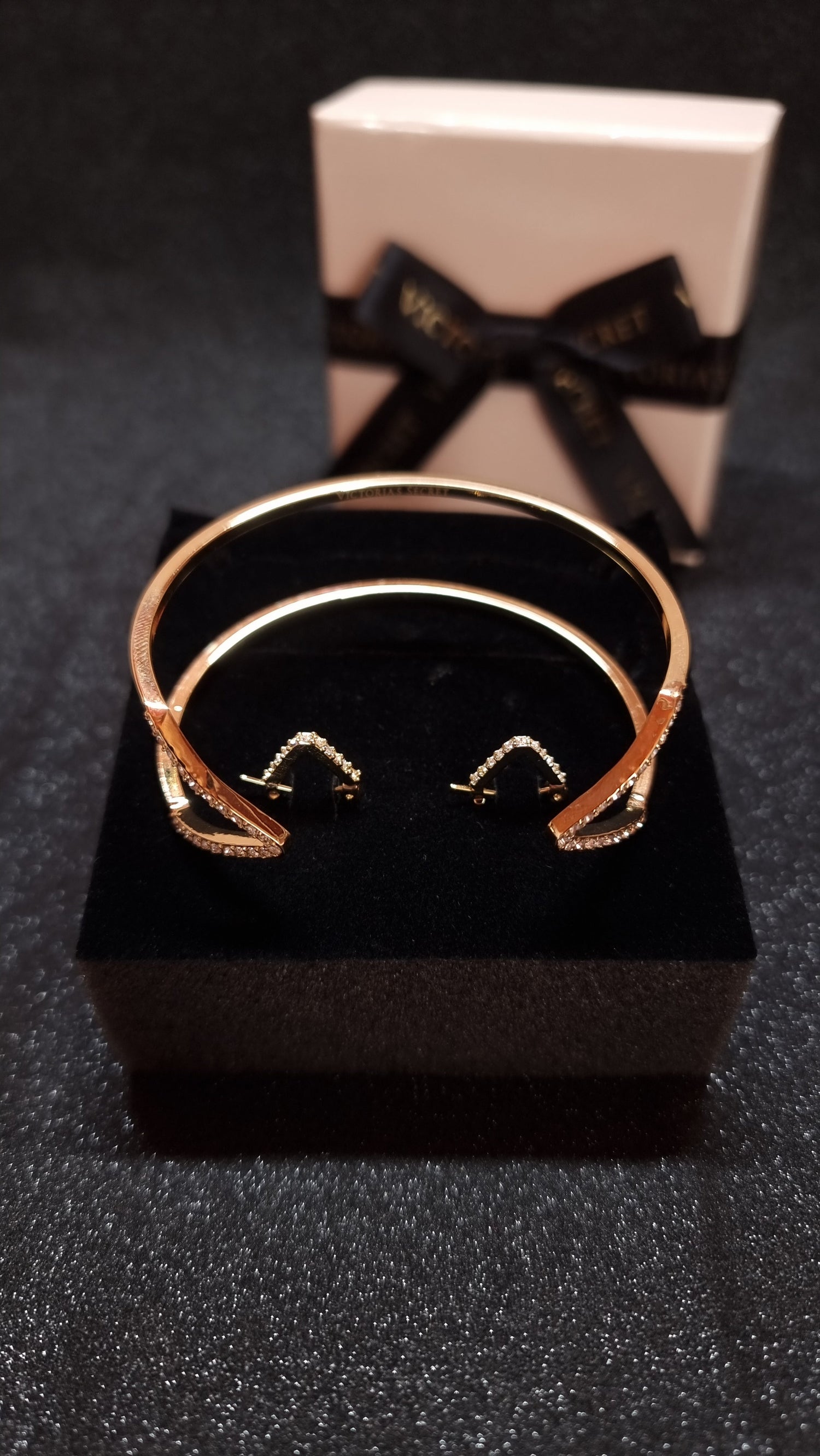 Rose gold náramek a náušnice set od Victoria’s Secret s zirkony