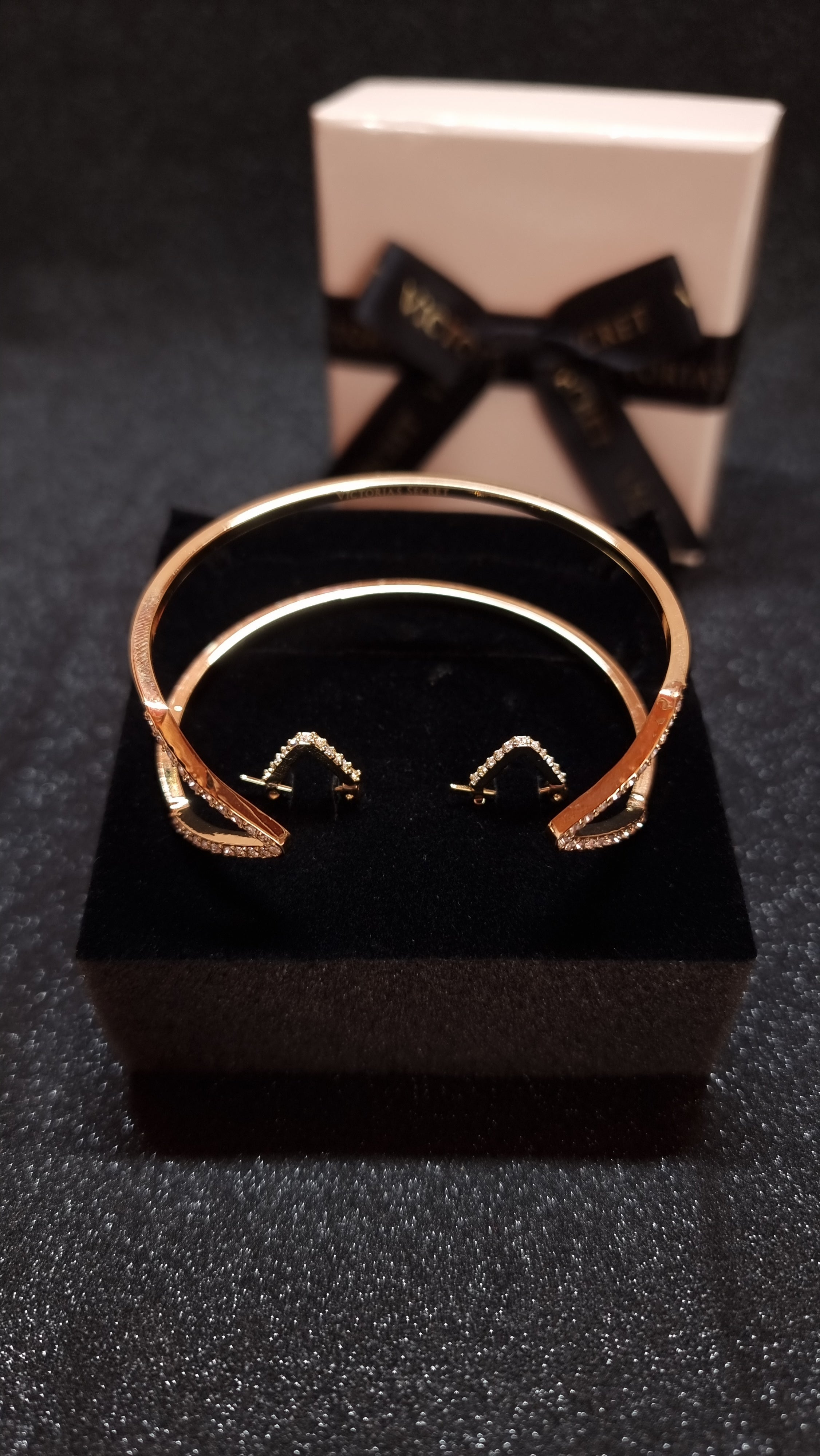 Rose gold náramek a náušnice set od Victoria’s Secret s zirkony