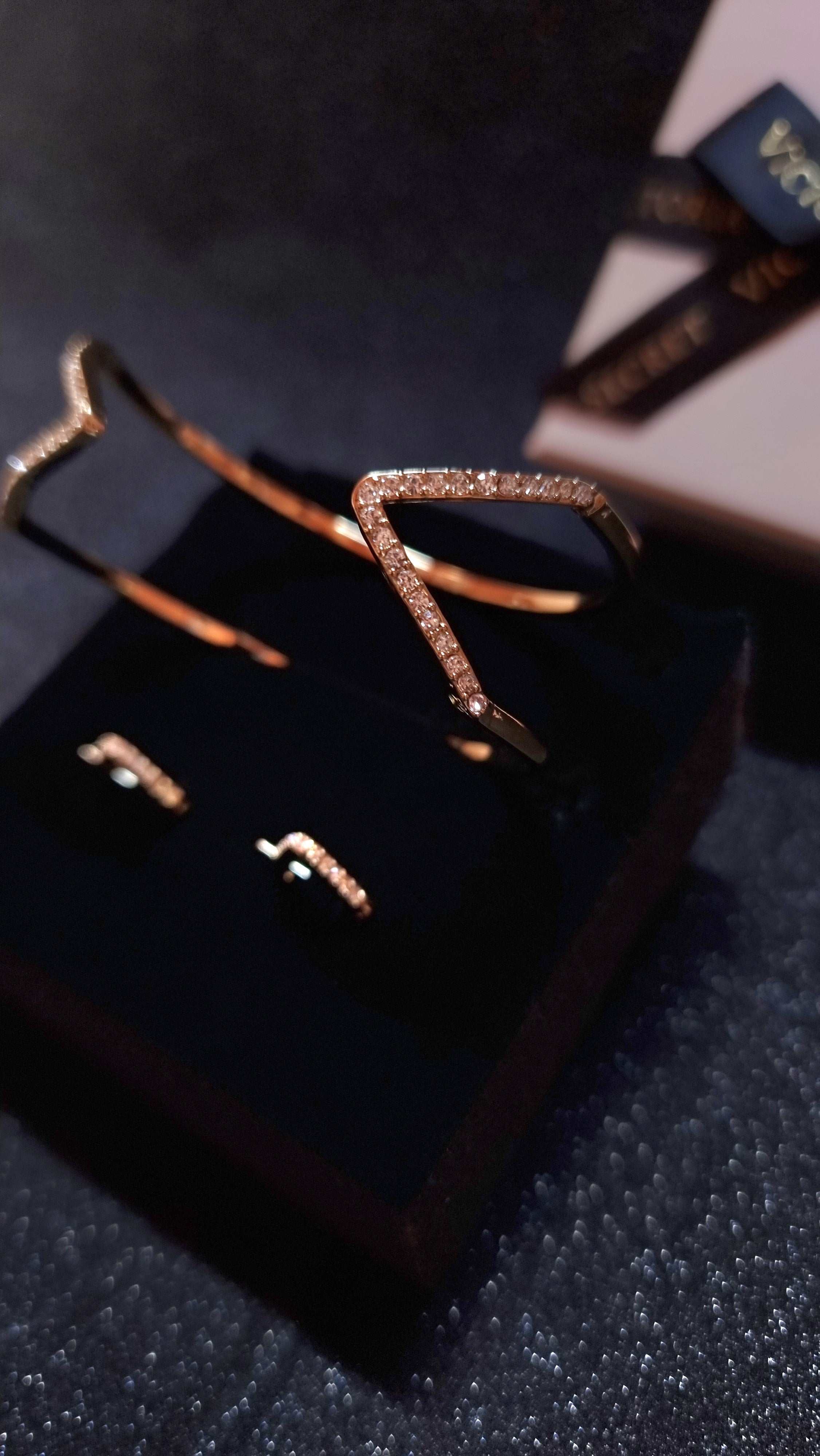 Rose gold-toned diamantový set Victoria’s Secret zlatý set náušnic a náramku