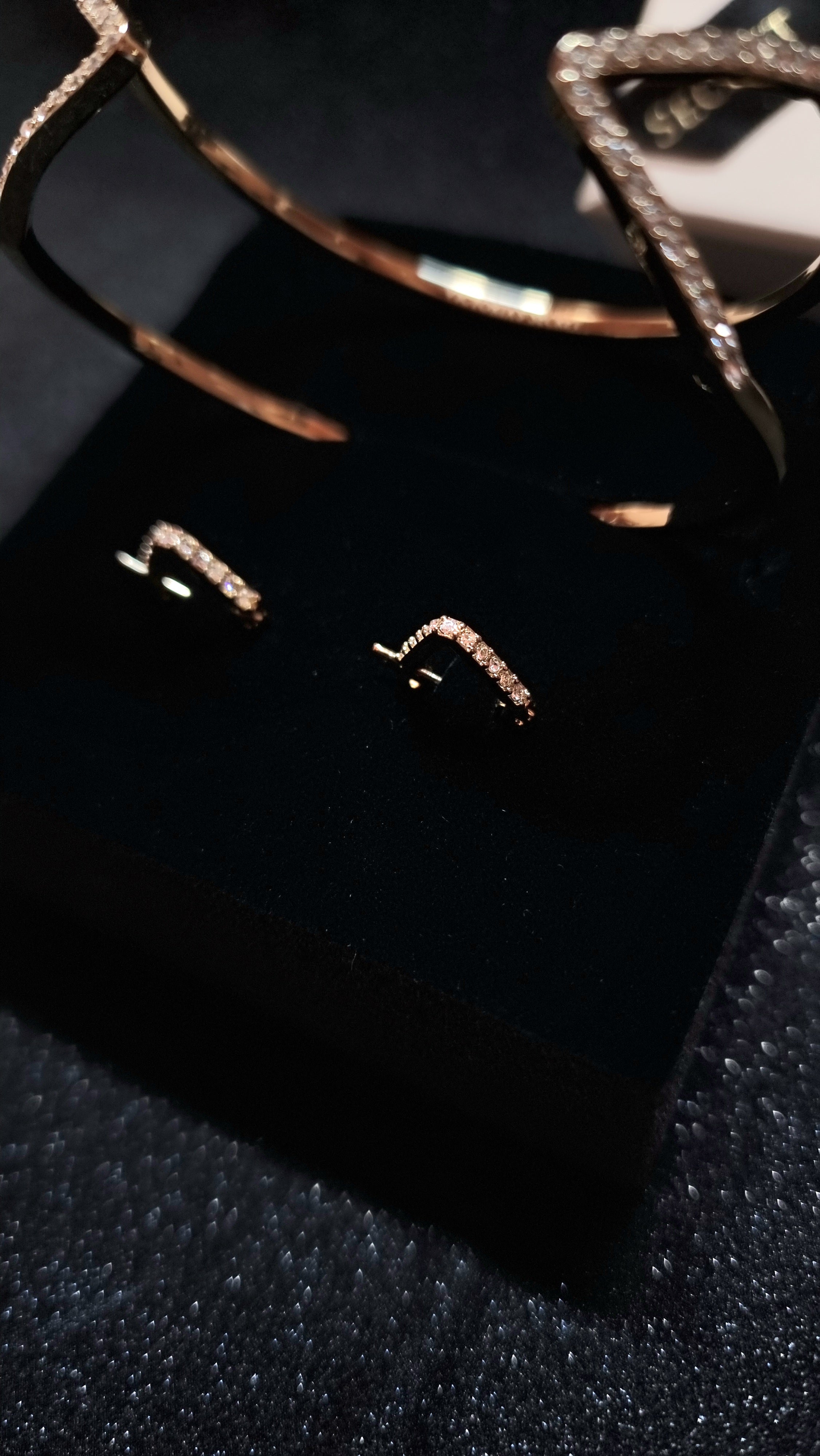 Rose gold a diamantové šperky Victoria’s Secret zlatý set náušnic a náramku