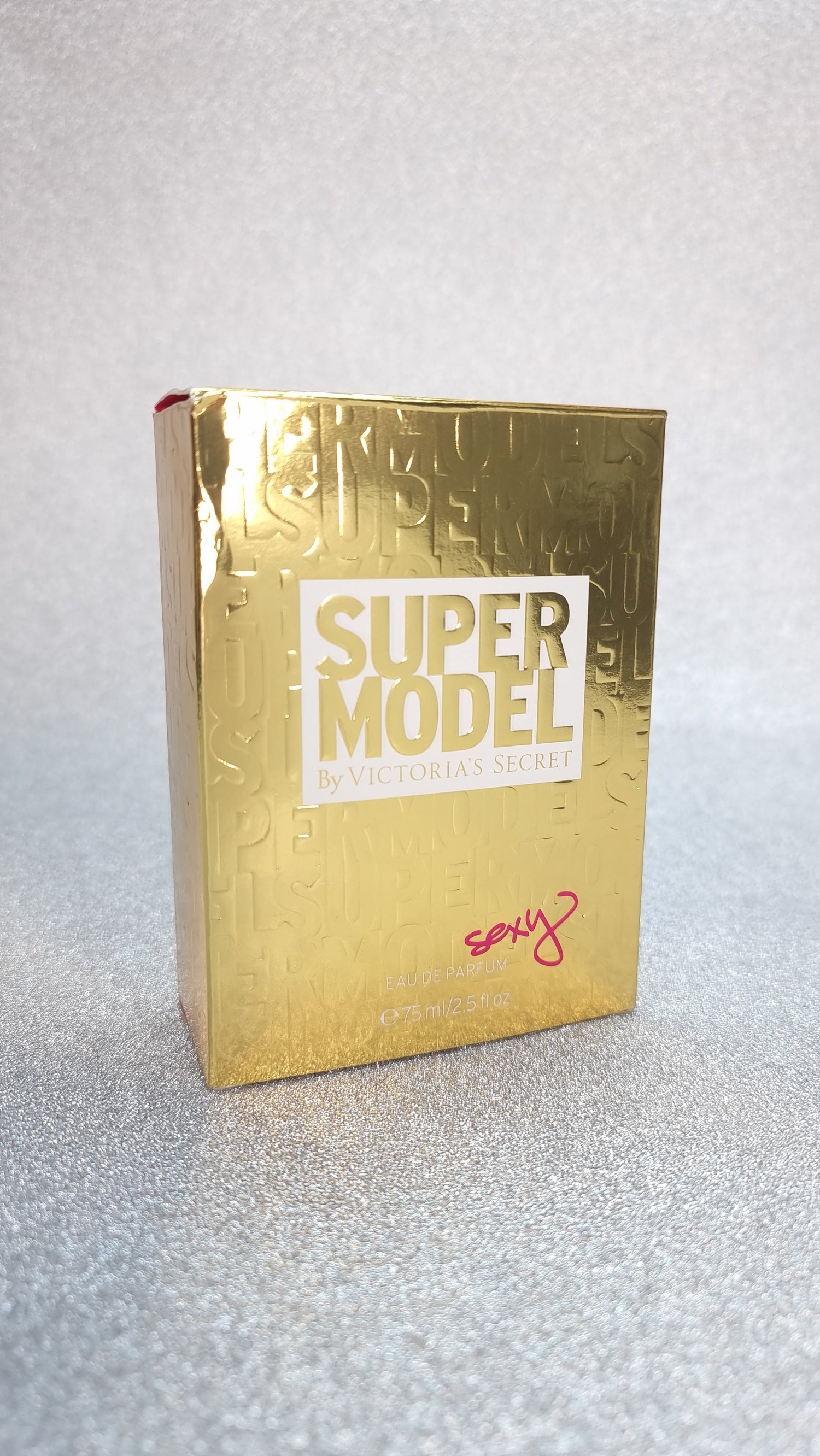 Alt text pro zlatou krabici parfému Victoria’s Secret Super Model Edp