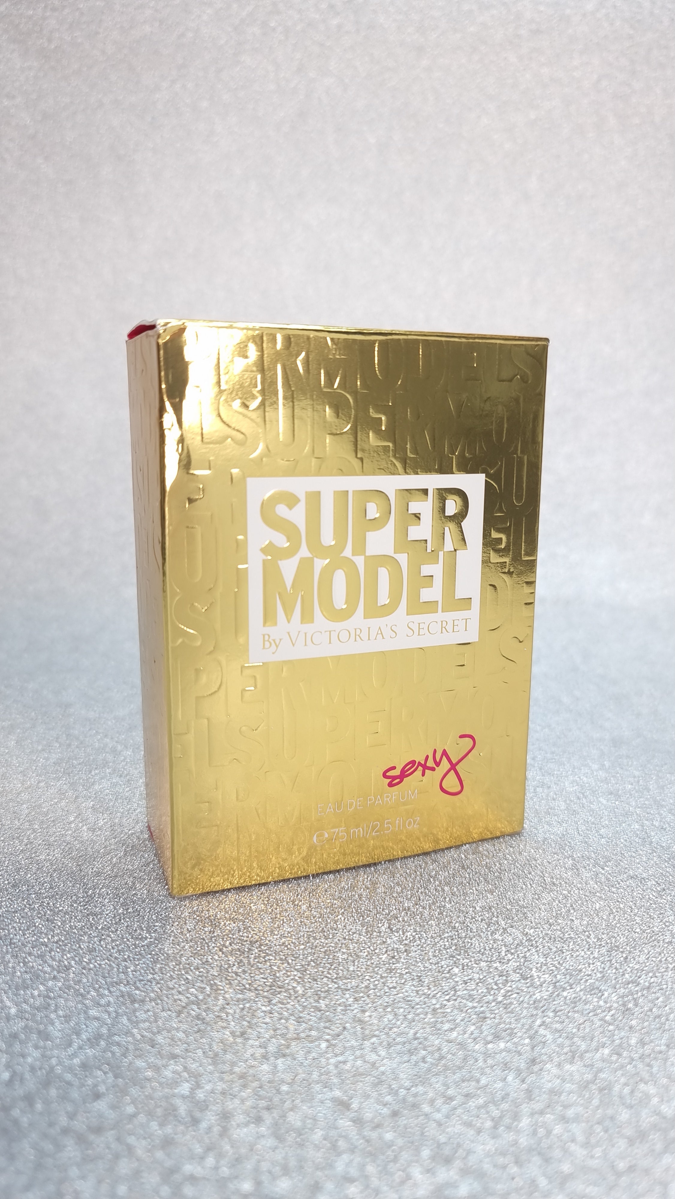 Alt text pro zlatou krabici parfému Victoria’s Secret Super Model Edp