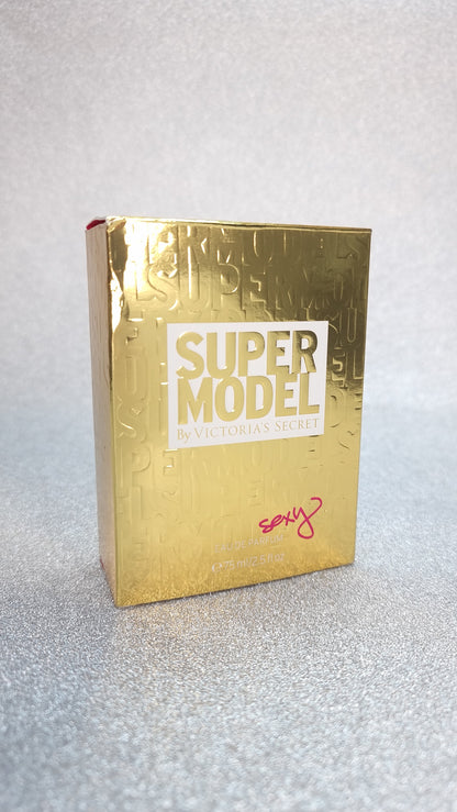 Alt text pro zlatou krabici parfému Victoria’s Secret Super Model Edp