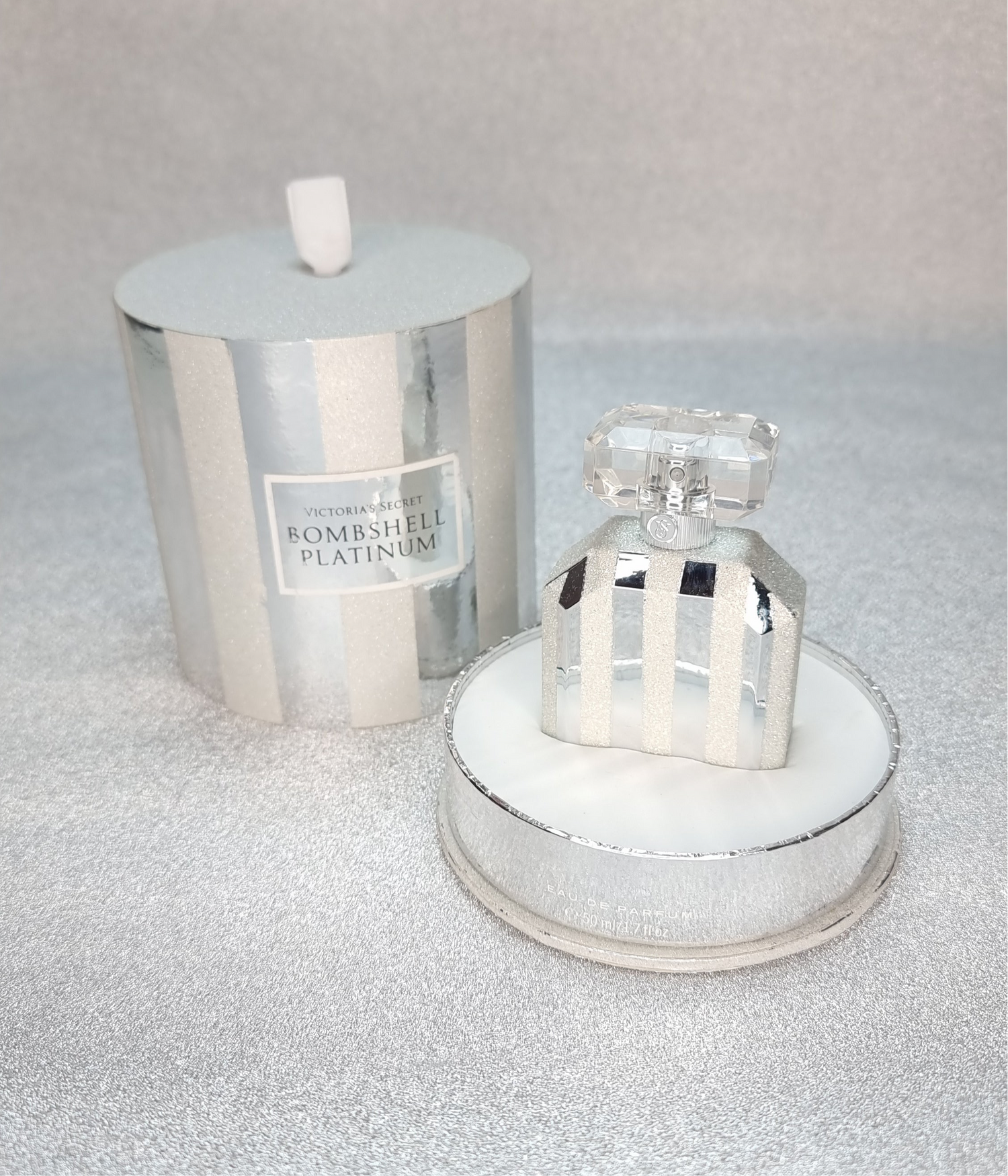Stříbrná parfémová lahvička Victoria’s Secret Bombshell Platinum s odpovídajícím boxem, unikátní sběratelský tip
